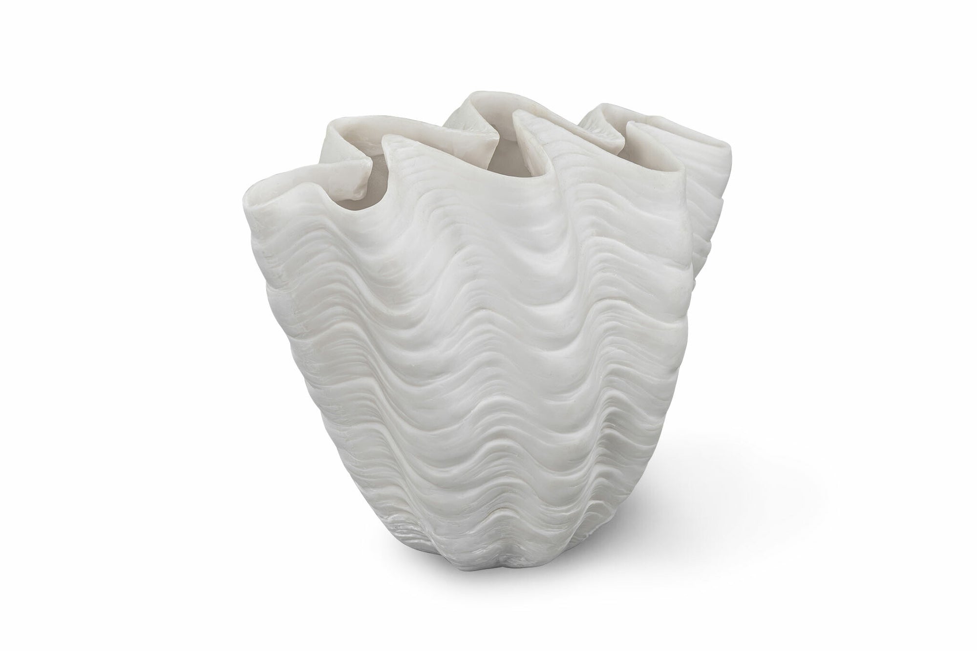 Mette Ditmer（メッテ・ディットマー）は、1995年にデンマークで設立されたインテリアブランドで、北欧ミニマリズムと洗練されたグラフィックデザインを融合させたスタイルで知られています。創設者メッテ・ディットマーのデザイン哲学は「ディテールにこそ真の個性が宿る」というもので、シンプルでありながら印象的な色使いや質感へのこだわりが、日常に上質な美しさをもたらします。バスルームアクセサリーやテキスタイル、ホームデコレーションなど幅広いラインナップを展開し、機能性と美しさを両立した製品は、ヨーロッパを中心に世界中で支持されています。サステナビリティにも配慮し、長く使える耐久性のある素材や時代に左右されないデザインを採用。Mette Ditmerは、日常空間を心地よく整えるための美意識とクラフトマンシップが詰まった北欧ブランドです。