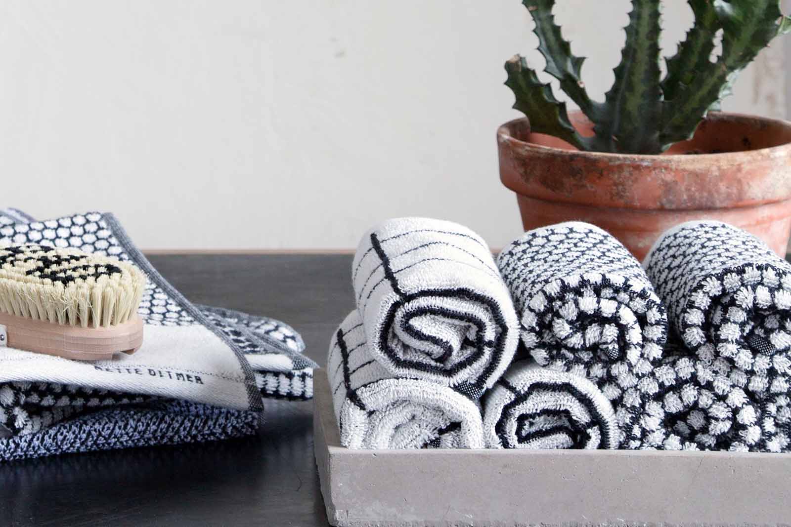 Mette Ditmer（メッテ・ディットマー）は、1995年にデンマークで設立されたインテリアブランドで、北欧ミニマリズムと洗練されたグラフィックデザインを融合させたスタイルで知られています。創設者メッテ・ディットマーのデザイン哲学は「ディテールにこそ真の個性が宿る」というもので、シンプルでありながら印象的な色使いや質感へのこだわりが、日常に上質な美しさをもたらします。バスルームアクセサリーやテキスタイル、ホームデコレーションなど幅広いラインナップを展開し、機能性と美しさを両立した製品は、ヨーロッパを中心に世界中で支持されています。サステナビリティにも配慮し、長く使える耐久性のある素材や時代に左右されないデザインを採用。Mette Ditmerは、日常空間を心地よく整えるための美意識とクラフトマンシップが詰まった北欧ブランドです。