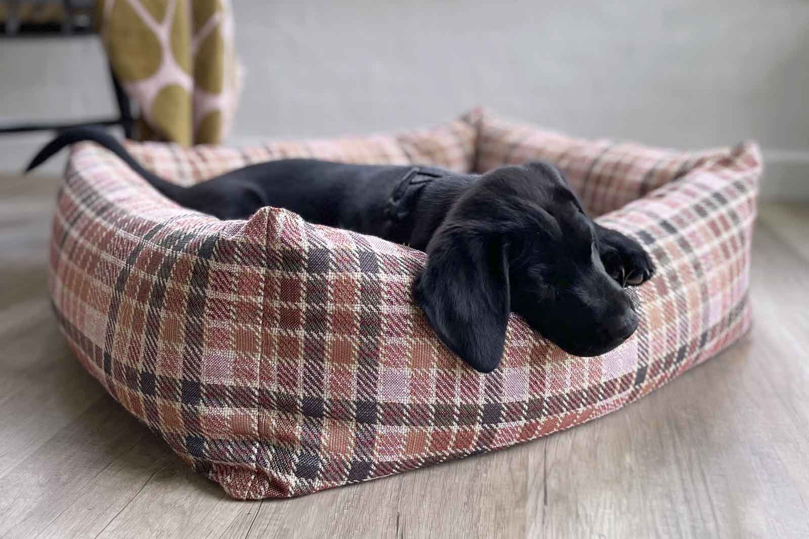 MetteDitmerは20年以上にわたり、バスルームとベッドルームのアイコニックなアクセサリーとホームテキスタイルを提供してきました。この2つの部屋に焦点を当てたのはそれがMetteDitmer自身のオアシスであり幸福な生活をおくる上で最重要と考えたからです。細部にまでこだわり、スカンジナビアンの色やグラフィックにクラシックデザインを取り入れた素晴らしい製品を見ることができます。