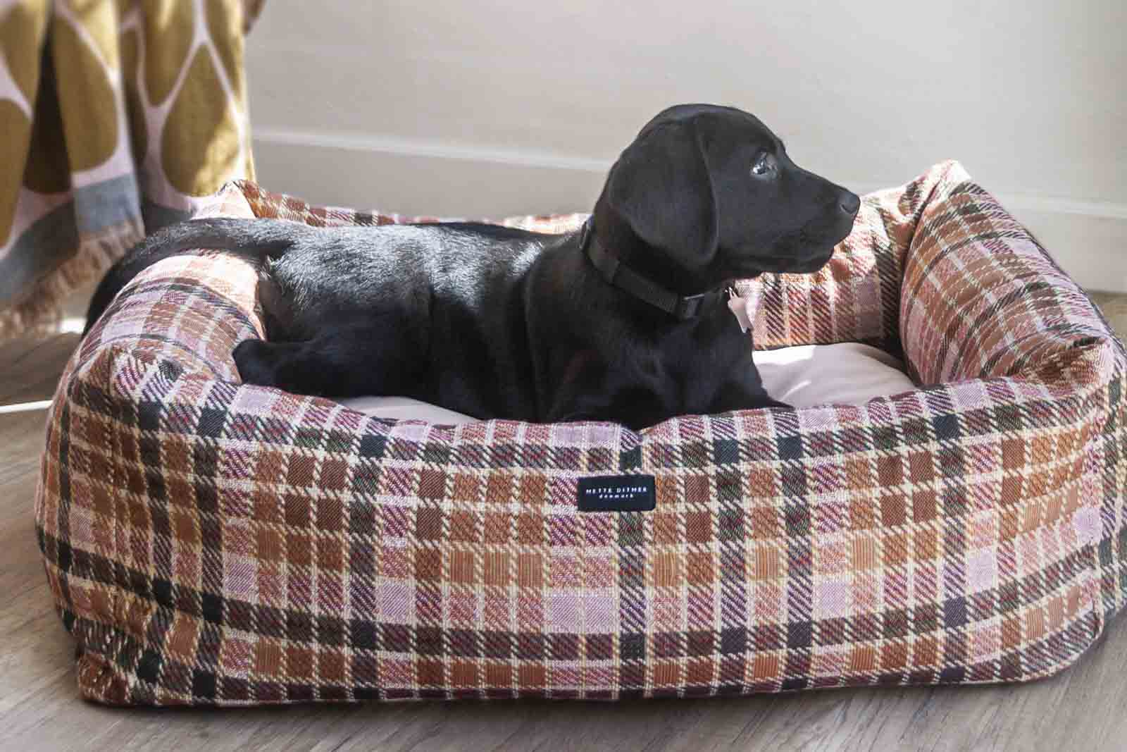 MetteDitmerは20年以上にわたり、バスルームとベッドルームのアイコニックなアクセサリーとホームテキスタイルを提供してきました。この2つの部屋に焦点を当てたのはそれがMetteDitmer自身のオアシスであり幸福な生活をおくる上で最重要と考えたからです。細部にまでこだわり、スカンジナビアンの色やグラフィックにクラシックデザインを取り入れた素晴らしい製品を見ることができます。