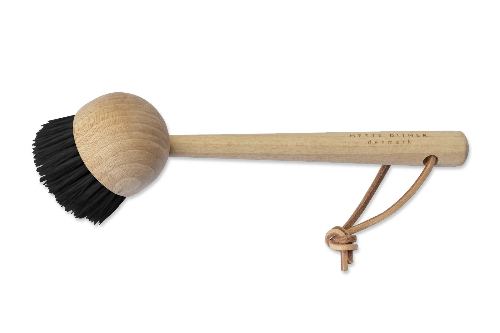 Mette Ditmer（メッテ・ディットマー）は、1995年にデンマークで設立されたインテリアブランドで、北欧ミニマリズムと洗練されたグラフィックデザインを融合させたスタイルで知られています。創設者メッテ・ディットマーのデザイン哲学は「ディテールにこそ真の個性が宿る」というもので、シンプルでありながら印象的な色使いや質感へのこだわりが、日常に上質な美しさをもたらします。バスルームアクセサリーやテキスタイル、ホームデコレーションなど幅広いラインナップを展開し、機能性と美しさを両立した製品は、ヨーロッパを中心に世界中で支持されています。サステナビリティにも配慮し、長く使える耐久性のある素材や時代に左右されないデザインを採用。Mette Ditmerは、日常空間を心地よく整えるための美意識とクラフトマンシップが詰まった北欧ブランドです。