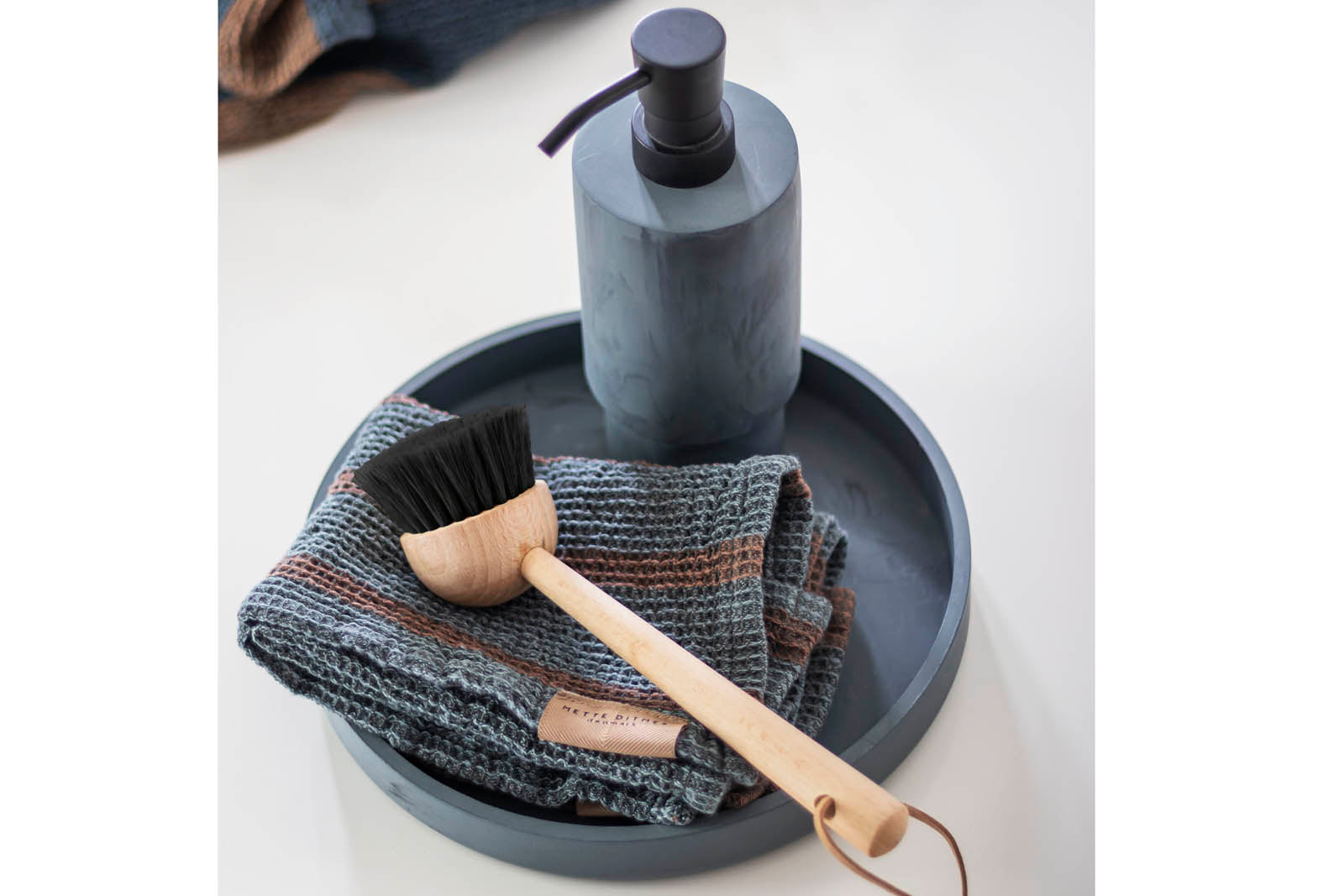 Mette Ditmer（メッテ・ディットマー）は、1995年にデンマークで設立されたインテリアブランドで、北欧ミニマリズムと洗練されたグラフィックデザインを融合させたスタイルで知られています。創設者メッテ・ディットマーのデザイン哲学は「ディテールにこそ真の個性が宿る」というもので、シンプルでありながら印象的な色使いや質感へのこだわりが、日常に上質な美しさをもたらします。バスルームアクセサリーやテキスタイル、ホームデコレーションなど幅広いラインナップを展開し、機能性と美しさを両立した製品は、ヨーロッパを中心に世界中で支持されています。サステナビリティにも配慮し、長く使える耐久性のある素材や時代に左右されないデザインを採用。Mette Ditmerは、日常空間を心地よく整えるための美意識とクラフトマンシップが詰まった北欧ブランドです。