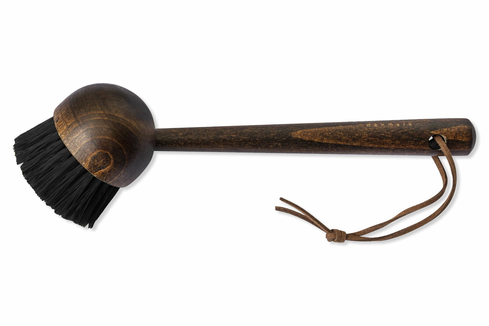 Mette Ditmer（メッテ・ディットマー）は、1995年にデンマークで設立されたインテリアブランドで、北欧ミニマリズムと洗練されたグラフィックデザインを融合させたスタイルで知られています。創設者メッテ・ディットマーのデザイン哲学は「ディテールにこそ真の個性が宿る」というもので、シンプルでありながら印象的な色使いや質感へのこだわりが、日常に上質な美しさをもたらします。バスルームアクセサリーやテキスタイル、ホームデコレーションなど幅広いラインナップを展開し、機能性と美しさを両立した製品は、ヨーロッパを中心に世界中で支持されています。サステナビリティにも配慮し、長く使える耐久性のある素材や時代に左右されないデザインを採用。Mette Ditmerは、日常空間を心地よく整えるための美意識とクラフトマンシップが詰まった北欧ブランドです。