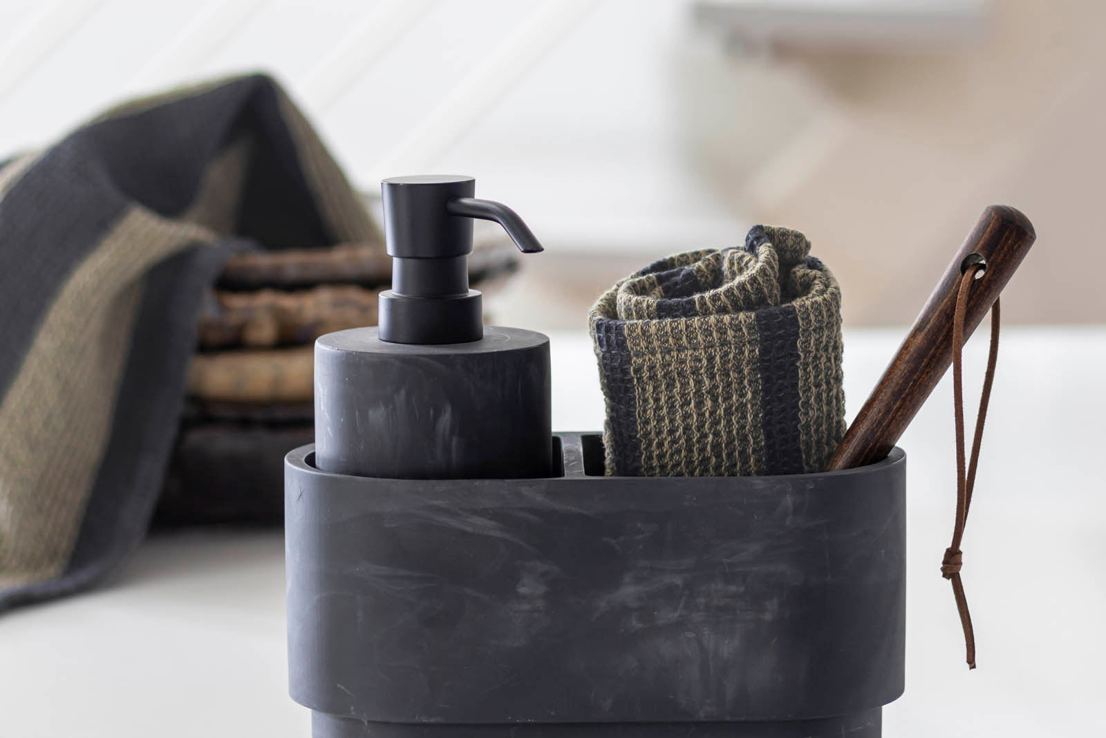 Mette Ditmer（メッテ・ディットマー）は、1995年にデンマークで設立されたインテリアブランドで、北欧ミニマリズムと洗練されたグラフィックデザインを融合させたスタイルで知られています。創設者メッテ・ディットマーのデザイン哲学は「ディテールにこそ真の個性が宿る」というもので、シンプルでありながら印象的な色使いや質感へのこだわりが、日常に上質な美しさをもたらします。バスルームアクセサリーやテキスタイル、ホームデコレーションなど幅広いラインナップを展開し、機能性と美しさを両立した製品は、ヨーロッパを中心に世界中で支持されています。サステナビリティにも配慮し、長く使える耐久性のある素材や時代に左右されないデザインを採用。Mette Ditmerは、日常空間を心地よく整えるための美意識とクラフトマンシップが詰まった北欧ブランドです。