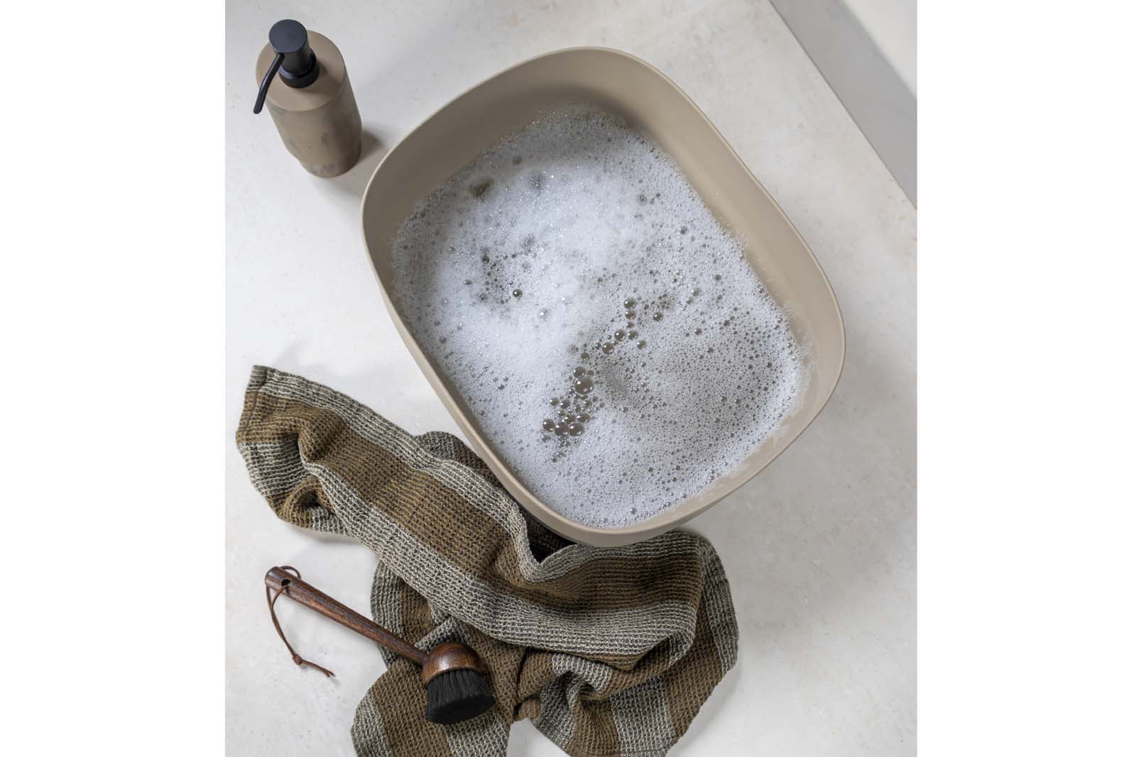 Mette Ditmer（メッテ・ディットマー）は、1995年にデンマークで設立されたインテリアブランドで、北欧ミニマリズムと洗練されたグラフィックデザインを融合させたスタイルで知られています。創設者メッテ・ディットマーのデザイン哲学は「ディテールにこそ真の個性が宿る」というもので、シンプルでありながら印象的な色使いや質感へのこだわりが、日常に上質な美しさをもたらします。バスルームアクセサリーやテキスタイル、ホームデコレーションなど幅広いラインナップを展開し、機能性と美しさを両立した製品は、ヨーロッパを中心に世界中で支持されています。サステナビリティにも配慮し、長く使える耐久性のある素材や時代に左右されないデザインを採用。Mette Ditmerは、日常空間を心地よく整えるための美意識とクラフトマンシップが詰まった北欧ブランドです。