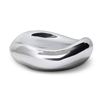 HKliving（エイチケイリビング）は、オランダで設立されたデザインスタジオ発のインテリアブランドで、ヨーロピアンヴィンテージと現代的ミニマリズムを融合させた独自のスタイルで世界中のファンを魅了しています。大胆なカラーパレットや有機的なフォルム、異素材の組み合わせにより、どのアイテムにもアートのような存在感があります。HKlivingの製品はすべて、空間にアクセントと個性を加えるためにデザインされています。とくに人気の高い「70’s セラミックシリーズ」は、温かみのある釉薬とレトロモダンなデザインが特徴で、世界中のインテリア愛好家やデザイナーから高い評価を受けています。また、サステナブルな素材選定と品質管理にも力を入れており、長く愛用できるアイテムとしても支持されています。モダンヴィンテージやボヘミアンスタイルなど、幅広いテイストに調和しやすいプロダクトは、洗練されたライフスタイルを求める方に最適です。