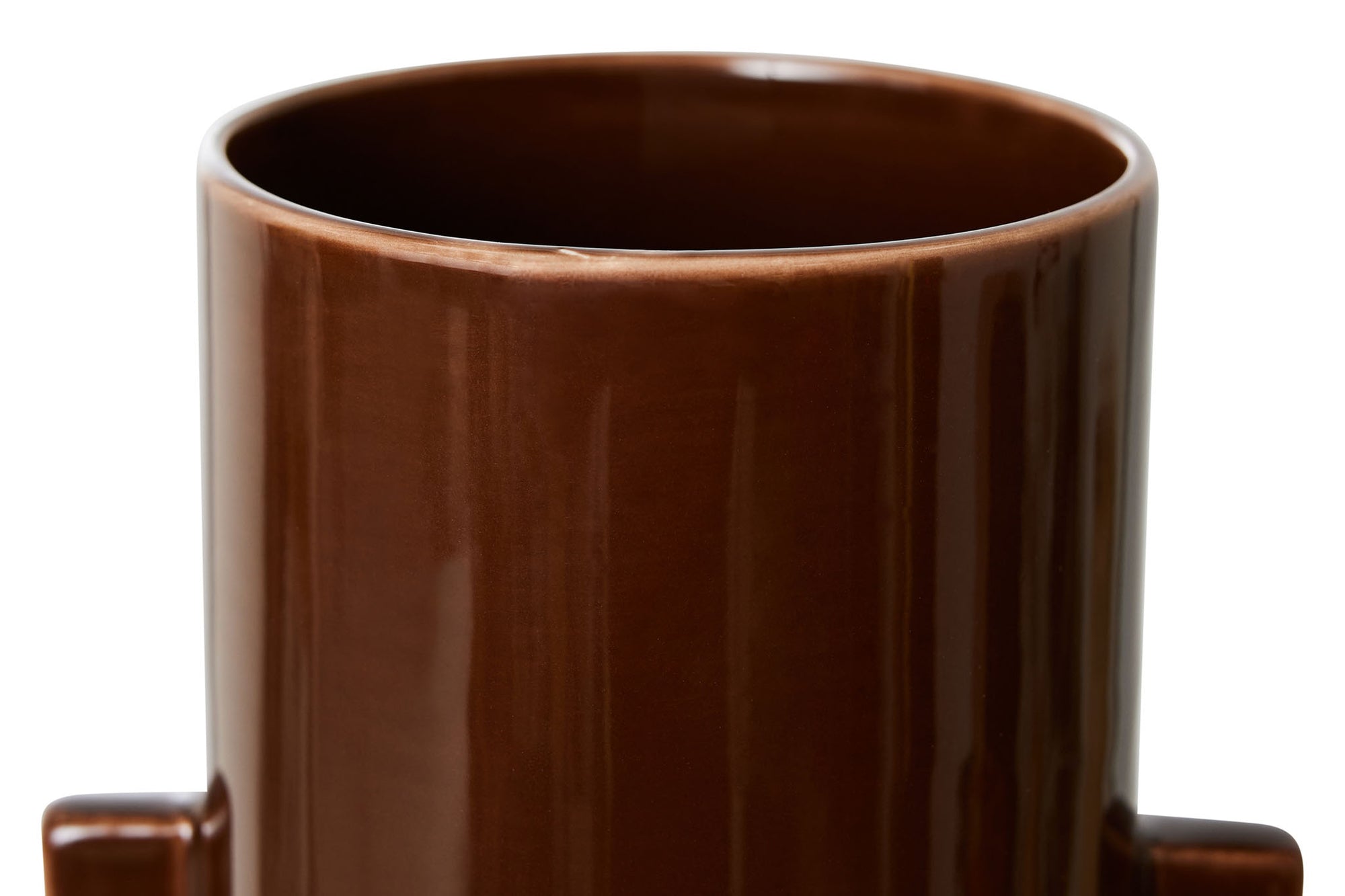 HKliving（エイチケイリビング）は、オランダで設立されたデザインスタジオ発のインテリアブランドで、ヨーロピアンヴィンテージと現代的ミニマリズムを融合させた独自のスタイルで世界中のファンを魅了しています。大胆なカラーパレットや有機的なフォルム、異素材の組み合わせにより、どのアイテムにもアートのような存在感があります。HKlivingの製品はすべて、空間にアクセントと個性を加えるためにデザインされています。とくに人気の高い「70’s セラミックシリーズ」は、温かみのある釉薬とレトロモダンなデザインが特徴で、世界中のインテリア愛好家やデザイナーから高い評価を受けています。また、サステナブルな素材選定と品質管理にも力を入れており、長く愛用できるアイテムとしても支持されています。モダンヴィンテージやボヘミアンスタイルなど、幅広いテイストに調和しやすいプロダクトは、洗練されたライフスタイルを求める方に最適です。