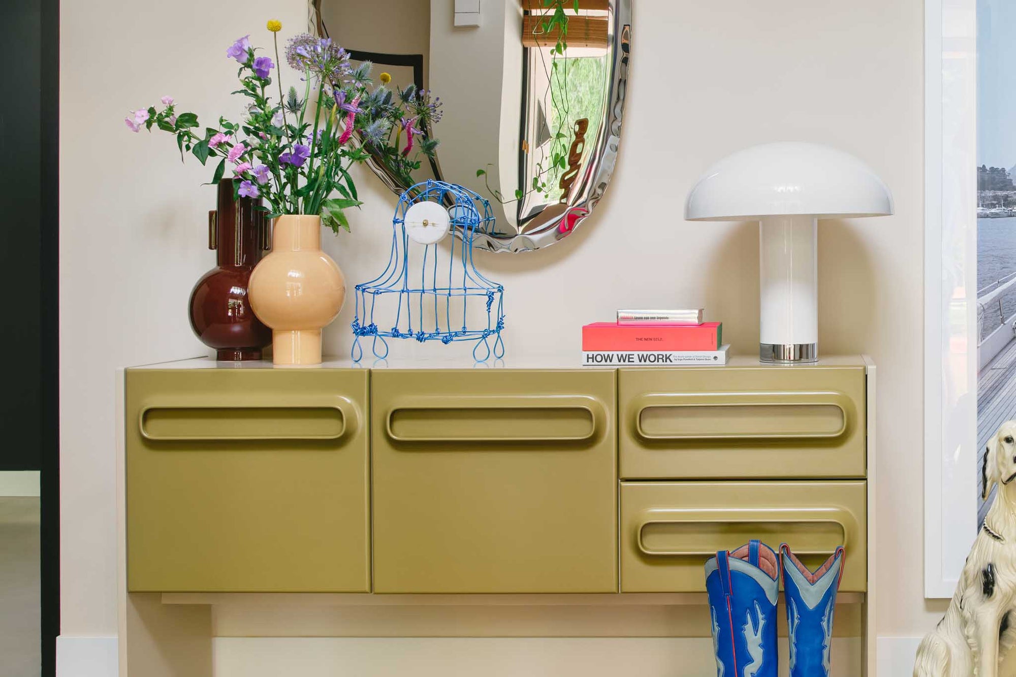 HKliving（エイチケイリビング）は、オランダで設立されたデザインスタジオ発のインテリアブランドで、ヨーロピアンヴィンテージと現代的ミニマリズムを融合させた独自のスタイルで世界中のファンを魅了しています。大胆なカラーパレットや有機的なフォルム、異素材の組み合わせにより、どのアイテムにもアートのような存在感があります。HKlivingの製品はすべて、空間にアクセントと個性を加えるためにデザインされています。とくに人気の高い「70’s セラミックシリーズ」は、温かみのある釉薬とレトロモダンなデザインが特徴で、世界中のインテリア愛好家やデザイナーから高い評価を受けています。また、サステナブルな素材選定と品質管理にも力を入れており、長く愛用できるアイテムとしても支持されています。モダンヴィンテージやボヘミアンスタイルなど、幅広いテイストに調和しやすいプロダクトは、洗練されたライフスタイルを求める方に最適です。