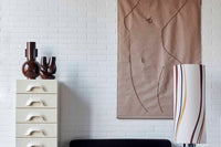 HKliving（エイチケイリビング）は、オランダで設立されたデザインスタジオ発のインテリアブランドで、ヨーロピアンヴィンテージと現代的ミニマリズムを融合させた独自のスタイルで世界中のファンを魅了しています。大胆なカラーパレットや有機的なフォルム、異素材の組み合わせにより、どのアイテムにもアートのような存在感があります。HKlivingの製品はすべて、空間にアクセントと個性を加えるためにデザインされています。とくに人気の高い「70’s セラミックシリーズ」は、温かみのある釉薬とレトロモダンなデザインが特徴で、世界中のインテリア愛好家やデザイナーから高い評価を受けています。また、サステナブルな素材選定と品質管理にも力を入れており、長く愛用できるアイテムとしても支持されています。モダンヴィンテージやボヘミアンスタイルなど、幅広いテイストに調和しやすいプロダクトは、洗練されたライフスタイルを求める方に最適です。