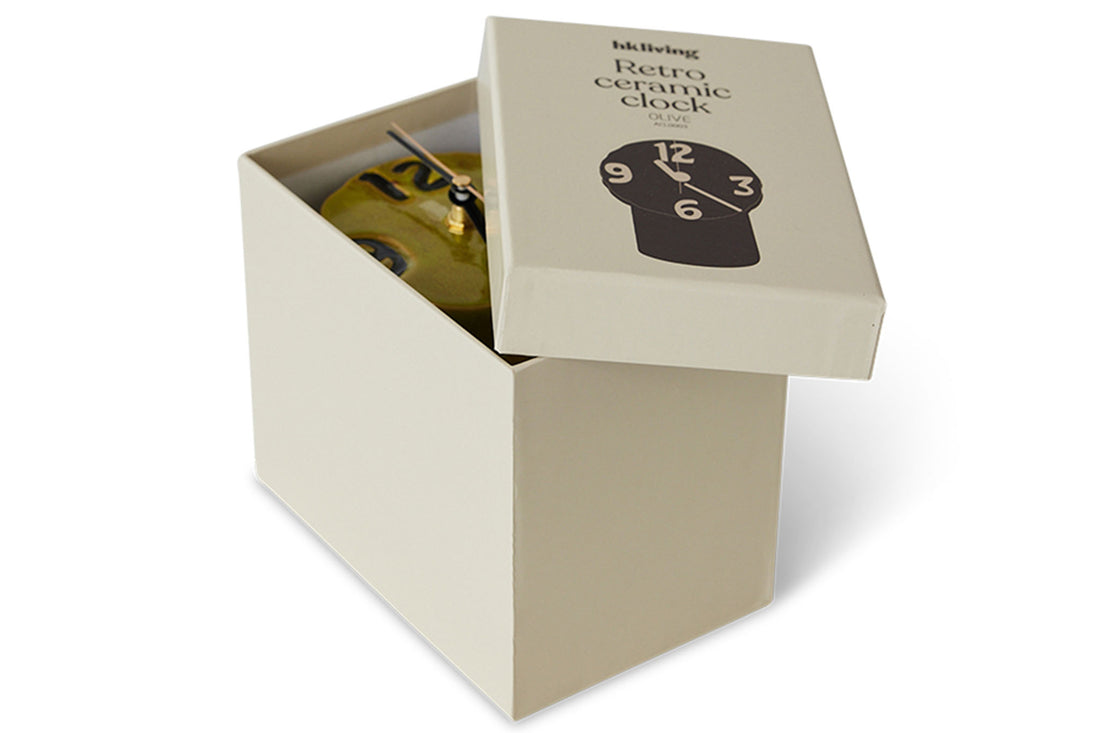 HKlivingは、「bij Emiel Hetsen」と「Sander Klaver」によって設立されたオランダのインテリアブランドです。プロのアンティークバイヤーであったEmiel Hetsenが国際貿易をしていた幼なじみのSander Klaverに声をかけブランドが誕生しました。ブランド名のHKは両名のイニシャルが使用されています。彼らのコレクションはクラシックや伝統を尊重しながらも現代にあったモダンなデザインになっています。