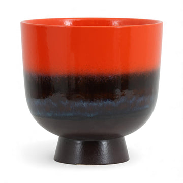 HKliving（エイチケイリビング）は、オランダで設立されたデザインスタジオ発のインテリアブランドで、ヨーロピアンヴィンテージと現代的ミニマリズムを融合させた独自のスタイルで世界中のファンを魅了しています。大胆なカラーパレットや有機的なフォルム、異素材の組み合わせにより、どのアイテムにもアートのような存在感があります。HKlivingの製品はすべて、空間にアクセントと個性を加えるためにデザインされています。とくに人気の高い「70’s セラミックシリーズ」は、温かみのある釉薬とレトロモダンなデザインが特徴で、世界中のインテリア愛好家やデザイナーから高い評価を受けています。また、サステナブルな素材選定と品質管理にも力を入れており、長く愛用できるアイテムとしても支持されています。モダンヴィンテージやボヘミアンスタイルなど、幅広いテイストに調和しやすいプロダクトは、洗練されたライフスタイルを求める方に最適です。