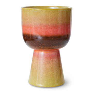 HKliving（エイチケイリビング）は、オランダで設立されたデザインスタジオ発のインテリアブランドで、ヨーロピアンヴィンテージと現代的ミニマリズムを融合させた独自のスタイルで世界中のファンを魅了しています。大胆なカラーパレットや有機的なフォルム、異素材の組み合わせにより、どのアイテムにもアートのような存在感があります。HKlivingの製品はすべて、空間にアクセントと個性を加えるためにデザインされています。とくに人気の高い「70’s セラミックシリーズ」は、温かみのある釉薬とレトロモダンなデザインが特徴で、世界中のインテリア愛好家やデザイナーから高い評価を受けています。また、サステナブルな素材選定と品質管理にも力を入れており、長く愛用できるアイテムとしても支持されています。モダンヴィンテージやボヘミアンスタイルなど、幅広いテイストに調和しやすいプロダクトは、洗練されたライフスタイルを求める方に最適です。