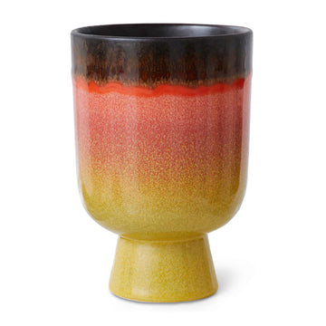 HKliving（エイチケイリビング）は、オランダで設立されたデザインスタジオ発のインテリアブランドで、ヨーロピアンヴィンテージと現代的ミニマリズムを融合させた独自のスタイルで世界中のファンを魅了しています。大胆なカラーパレットや有機的なフォルム、異素材の組み合わせにより、どのアイテムにもアートのような存在感があります。HKlivingの製品はすべて、空間にアクセントと個性を加えるためにデザインされています。とくに人気の高い「70’s セラミックシリーズ」は、温かみのある釉薬とレトロモダンなデザインが特徴で、世界中のインテリア愛好家やデザイナーから高い評価を受けています。また、サステナブルな素材選定と品質管理にも力を入れており、長く愛用できるアイテムとしても支持されています。モダンヴィンテージやボヘミアンスタイルなど、幅広いテイストに調和しやすいプロダクトは、洗練されたライフスタイルを求める方に最適です。