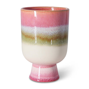 HKliving（エイチケイリビング）は、オランダで設立されたデザインスタジオ発のインテリアブランドで、ヨーロピアンヴィンテージと現代的ミニマリズムを融合させた独自のスタイルで世界中のファンを魅了しています。大胆なカラーパレットや有機的なフォルム、異素材の組み合わせにより、どのアイテムにもアートのような存在感があります。HKlivingの製品はすべて、空間にアクセントと個性を加えるためにデザインされています。とくに人気の高い「70’s セラミックシリーズ」は、温かみのある釉薬とレトロモダンなデザインが特徴で、世界中のインテリア愛好家やデザイナーから高い評価を受けています。また、サステナブルな素材選定と品質管理にも力を入れており、長く愛用できるアイテムとしても支持されています。モダンヴィンテージやボヘミアンスタイルなど、幅広いテイストに調和しやすいプロダクトは、洗練されたライフスタイルを求める方に最適です。