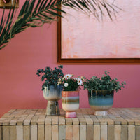 HKliving（エイチケイリビング）は、オランダで設立されたデザインスタジオ発のインテリアブランドで、ヨーロピアンヴィンテージと現代的ミニマリズムを融合させた独自のスタイルで世界中のファンを魅了しています。大胆なカラーパレットや有機的なフォルム、異素材の組み合わせにより、どのアイテムにもアートのような存在感があります。HKlivingの製品はすべて、空間にアクセントと個性を加えるためにデザインされています。とくに人気の高い「70’s セラミックシリーズ」は、温かみのある釉薬とレトロモダンなデザインが特徴で、世界中のインテリア愛好家やデザイナーから高い評価を受けています。また、サステナブルな素材選定と品質管理にも力を入れており、長く愛用できるアイテムとしても支持されています。モダンヴィンテージやボヘミアンスタイルなど、幅広いテイストに調和しやすいプロダクトは、洗練されたライフスタイルを求める方に最適です。
