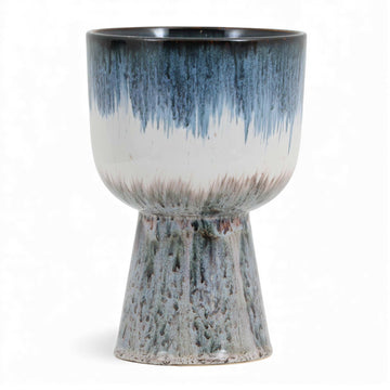 HKliving（エイチケイリビング）は、オランダで設立されたデザインスタジオ発のインテリアブランドで、ヨーロピアンヴィンテージと現代的ミニマリズムを融合させた独自のスタイルで世界中のファンを魅了しています。大胆なカラーパレットや有機的なフォルム、異素材の組み合わせにより、どのアイテムにもアートのような存在感があります。HKlivingの製品はすべて、空間にアクセントと個性を加えるためにデザインされています。とくに人気の高い「70’s セラミックシリーズ」は、温かみのある釉薬とレトロモダンなデザインが特徴で、世界中のインテリア愛好家やデザイナーから高い評価を受けています。また、サステナブルな素材選定と品質管理にも力を入れており、長く愛用できるアイテムとしても支持されています。モダンヴィンテージやボヘミアンスタイルなど、幅広いテイストに調和しやすいプロダクトは、洗練されたライフスタイルを求める方に最適です。