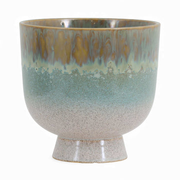 HKliving（エイチケイリビング）は、オランダで設立されたデザインスタジオ発のインテリアブランドで、ヨーロピアンヴィンテージと現代的ミニマリズムを融合させた独自のスタイルで世界中のファンを魅了しています。大胆なカラーパレットや有機的なフォルム、異素材の組み合わせにより、どのアイテムにもアートのような存在感があります。HKlivingの製品はすべて、空間にアクセントと個性を加えるためにデザインされています。とくに人気の高い「70’s セラミックシリーズ」は、温かみのある釉薬とレトロモダンなデザインが特徴で、世界中のインテリア愛好家やデザイナーから高い評価を受けています。また、サステナブルな素材選定と品質管理にも力を入れており、長く愛用できるアイテムとしても支持されています。モダンヴィンテージやボヘミアンスタイルなど、幅広いテイストに調和しやすいプロダクトは、洗練されたライフスタイルを求める方に最適です。