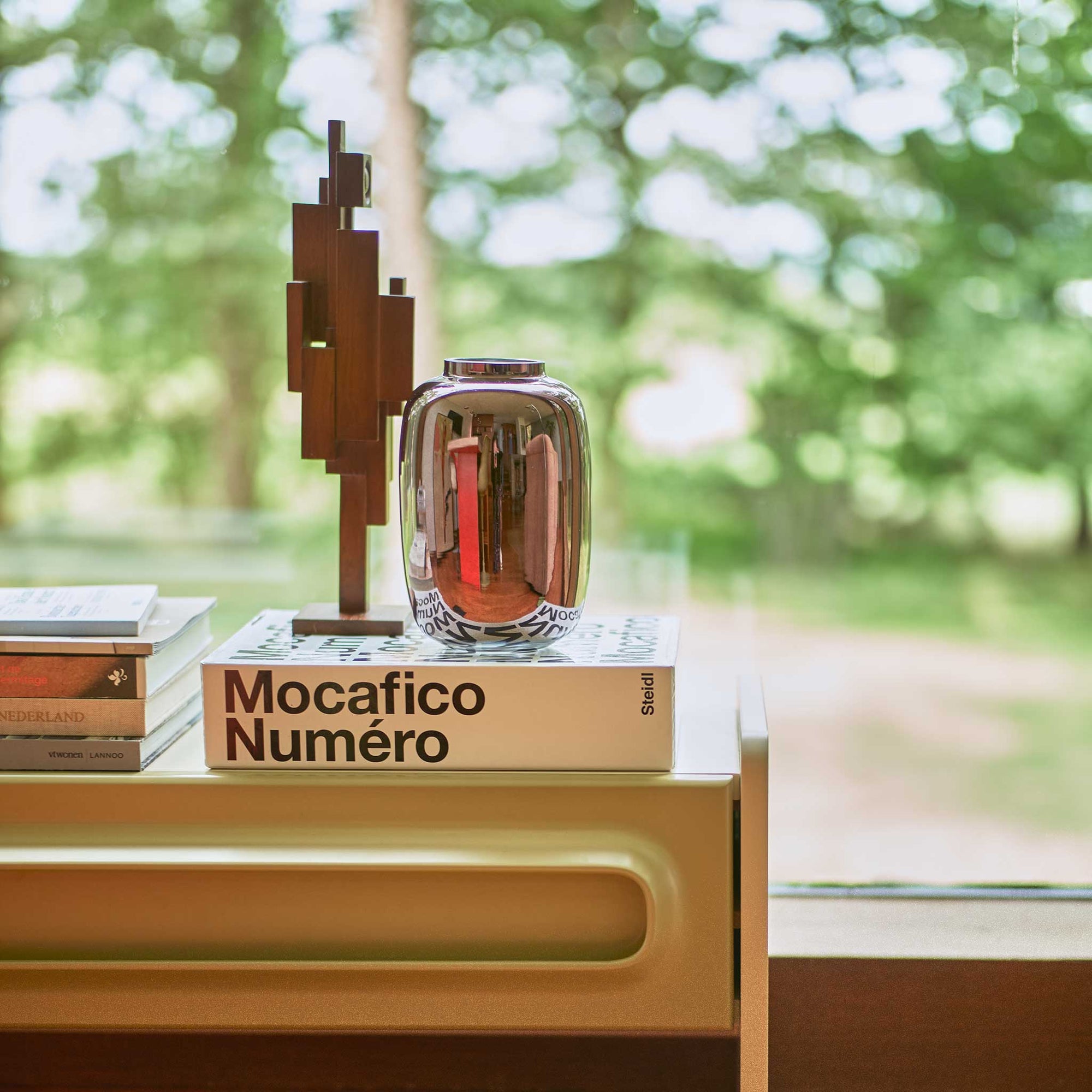 HKliving（エイチケイリビング）は、オランダで設立されたデザインスタジオ発のインテリアブランドで、ヨーロピアンヴィンテージと現代的ミニマリズムを融合させた独自のスタイルで世界中のファンを魅了しています。大胆なカラーパレットや有機的なフォルム、異素材の組み合わせにより、どのアイテムにもアートのような存在感があります。HKlivingの製品はすべて、空間にアクセントと個性を加えるためにデザインされています。とくに人気の高い「70’s セラミックシリーズ」は、温かみのある釉薬とレトロモダンなデザインが特徴で、世界中のインテリア愛好家やデザイナーから高い評価を受けています。また、サステナブルな素材選定と品質管理にも力を入れており、長く愛用できるアイテムとしても支持されています。モダンヴィンテージやボヘミアンスタイルなど、幅広いテイストに調和しやすいプロダクトは、洗練されたライフスタイルを求める方に最適です。