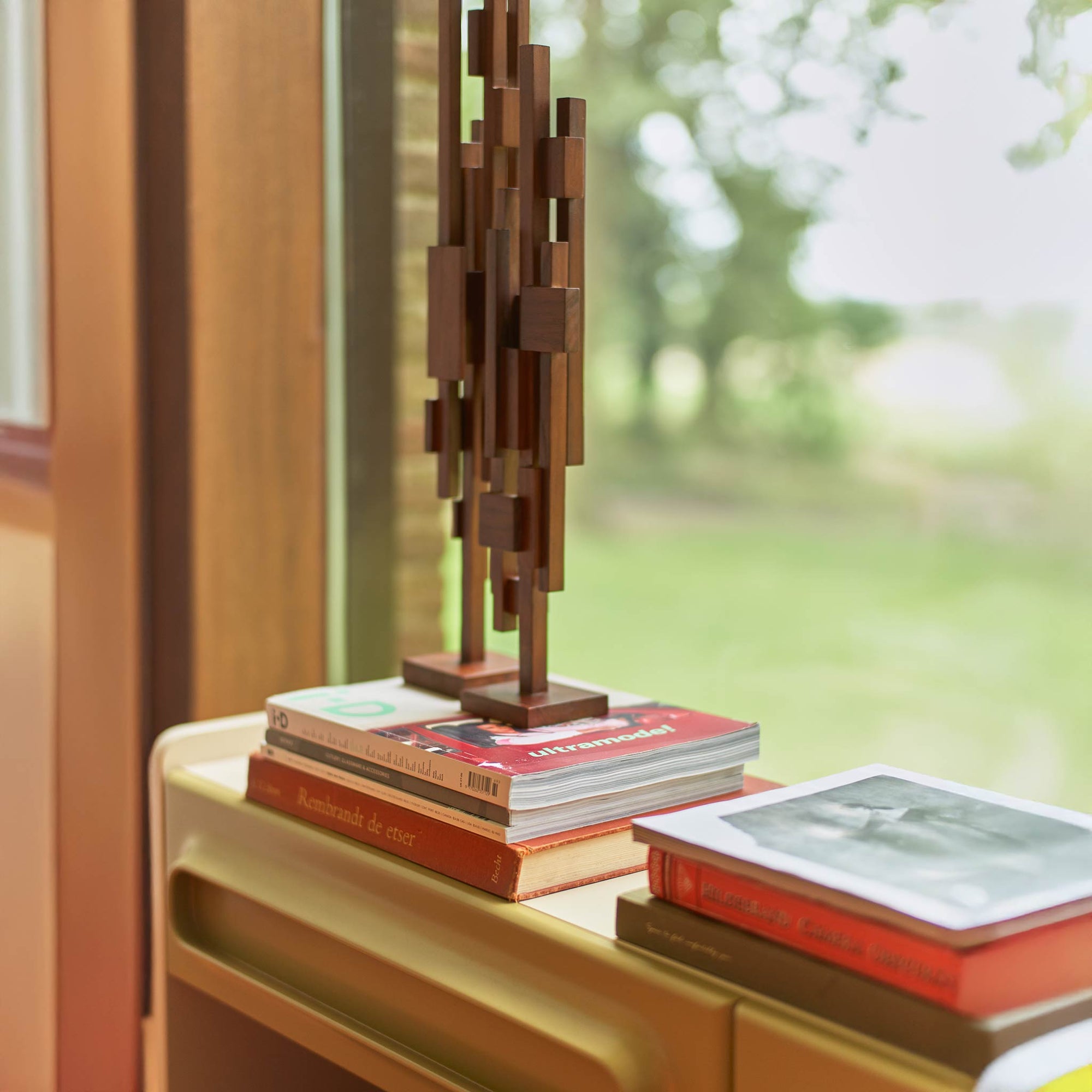 HKliving（エイチケイリビング）は、オランダで設立されたデザインスタジオ発のインテリアブランドで、ヨーロピアンヴィンテージと現代的ミニマリズムを融合させた独自のスタイルで世界中のファンを魅了しています。大胆なカラーパレットや有機的なフォルム、異素材の組み合わせにより、どのアイテムにもアートのような存在感があります。HKlivingの製品はすべて、空間にアクセントと個性を加えるためにデザインされています。とくに人気の高い「70’s セラミックシリーズ」は、温かみのある釉薬とレトロモダンなデザインが特徴で、世界中のインテリア愛好家やデザイナーから高い評価を受けています。また、サステナブルな素材選定と品質管理にも力を入れており、長く愛用できるアイテムとしても支持されています。モダンヴィンテージやボヘミアンスタイルなど、幅広いテイストに調和しやすいプロダクトは、洗練されたライフスタイルを求める方に最適です。