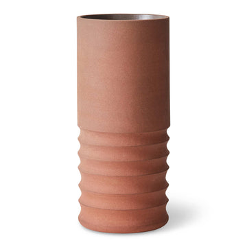 HKliving（エイチケイリビング）は、オランダで設立されたデザインスタジオ発のインテリアブランドで、ヨーロピアンヴィンテージと現代的ミニマリズムを融合させた独自のスタイルで世界中のファンを魅了しています。大胆なカラーパレットや有機的なフォルム、異素材の組み合わせにより、どのアイテムにもアートのような存在感があります。HKlivingの製品はすべて、空間にアクセントと個性を加えるためにデザインされています。とくに人気の高い「70’s セラミックシリーズ」は、温かみのある釉薬とレトロモダンなデザインが特徴で、世界中のインテリア愛好家やデザイナーから高い評価を受けています。また、サステナブルな素材選定と品質管理にも力を入れており、長く愛用できるアイテムとしても支持されています。モダンヴィンテージやボヘミアンスタイルなど、幅広いテイストに調和しやすいプロダクトは、洗練されたライフスタイルを求める方に最適です。