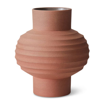 HKliving（エイチケイリビング）は、オランダで設立されたデザインスタジオ発のインテリアブランドで、ヨーロピアンヴィンテージと現代的ミニマリズムを融合させた独自のスタイルで世界中のファンを魅了しています。大胆なカラーパレットや有機的なフォルム、異素材の組み合わせにより、どのアイテムにもアートのような存在感があります。HKlivingの製品はすべて、空間にアクセントと個性を加えるためにデザインされています。とくに人気の高い「70’s セラミックシリーズ」は、温かみのある釉薬とレトロモダンなデザインが特徴で、世界中のインテリア愛好家やデザイナーから高い評価を受けています。また、サステナブルな素材選定と品質管理にも力を入れており、長く愛用できるアイテムとしても支持されています。モダンヴィンテージやボヘミアンスタイルなど、幅広いテイストに調和しやすいプロダクトは、洗練されたライフスタイルを求める方に最適です。