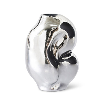 HKliving（エイチケイリビング）は、オランダで設立されたデザインスタジオ発のインテリアブランドで、ヨーロピアンヴィンテージと現代的ミニマリズムを融合させた独自のスタイルで世界中のファンを魅了しています。大胆なカラーパレットや有機的なフォルム、異素材の組み合わせにより、どのアイテムにもアートのような存在感があります。HKlivingの製品はすべて、空間にアクセントと個性を加えるためにデザインされています。とくに人気の高い「70’s セラミックシリーズ」は、温かみのある釉薬とレトロモダンなデザインが特徴で、世界中のインテリア愛好家やデザイナーから高い評価を受けています。また、サステナブルな素材選定と品質管理にも力を入れており、長く愛用できるアイテムとしても支持されています。モダンヴィンテージやボヘミアンスタイルなど、幅広いテイストに調和しやすいプロダクトは、洗練されたライフスタイルを求める方に最適です。