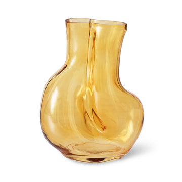 HKliving（エイチケイリビング）は、オランダで設立されたデザインスタジオ発のインテリアブランドで、ヨーロピアンヴィンテージと現代的ミニマリズムを融合させた独自のスタイルで世界中のファンを魅了しています。大胆なカラーパレットや有機的なフォルム、異素材の組み合わせにより、どのアイテムにもアートのような存在感があります。HKlivingの製品はすべて、空間にアクセントと個性を加えるためにデザインされています。とくに人気の高い「70’s セラミックシリーズ」は、温かみのある釉薬とレトロモダンなデザインが特徴で、世界中のインテリア愛好家やデザイナーから高い評価を受けています。また、サステナブルな素材選定と品質管理にも力を入れており、長く愛用できるアイテムとしても支持されています。モダンヴィンテージやボヘミアンスタイルなど、幅広いテイストに調和しやすいプロダクトは、洗練されたライフスタイルを求める方に最適です。