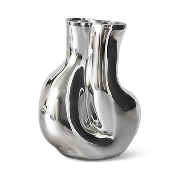 HKliving（エイチケイリビング）は、オランダで設立されたデザインスタジオ発のインテリアブランドで、ヨーロピアンヴィンテージと現代的ミニマリズムを融合させた独自のスタイルで世界中のファンを魅了しています。大胆なカラーパレットや有機的なフォルム、異素材の組み合わせにより、どのアイテムにもアートのような存在感があります。HKlivingの製品はすべて、空間にアクセントと個性を加えるためにデザインされています。とくに人気の高い「70’s セラミックシリーズ」は、温かみのある釉薬とレトロモダンなデザインが特徴で、世界中のインテリア愛好家やデザイナーから高い評価を受けています。また、サステナブルな素材選定と品質管理にも力を入れており、長く愛用できるアイテムとしても支持されています。モダンヴィンテージやボヘミアンスタイルなど、幅広いテイストに調和しやすいプロダクトは、洗練されたライフスタイルを求める方に最適です。