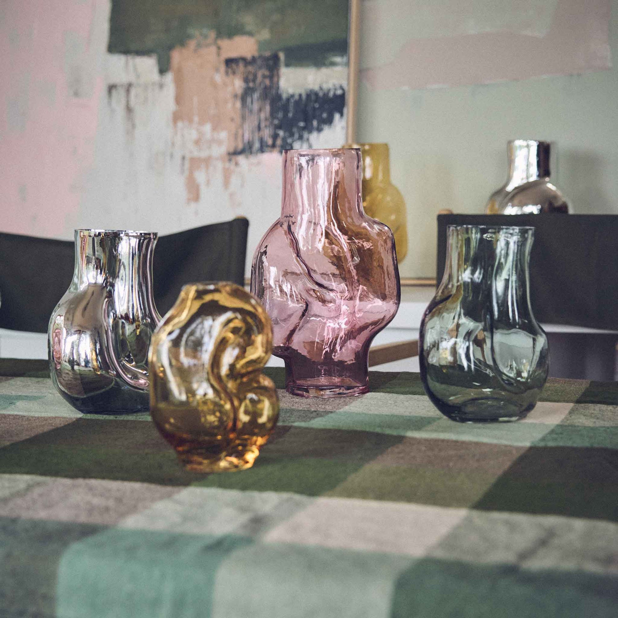 HKliving（エイチケイリビング）は、オランダで設立されたデザインスタジオ発のインテリアブランドで、ヨーロピアンヴィンテージと現代的ミニマリズムを融合させた独自のスタイルで世界中のファンを魅了しています。大胆なカラーパレットや有機的なフォルム、異素材の組み合わせにより、どのアイテムにもアートのような存在感があります。HKlivingの製品はすべて、空間にアクセントと個性を加えるためにデザインされています。とくに人気の高い「70’s セラミックシリーズ」は、温かみのある釉薬とレトロモダンなデザインが特徴で、世界中のインテリア愛好家やデザイナーから高い評価を受けています。また、サステナブルな素材選定と品質管理にも力を入れており、長く愛用できるアイテムとしても支持されています。モダンヴィンテージやボヘミアンスタイルなど、幅広いテイストに調和しやすいプロダクトは、洗練されたライフスタイルを求める方に最適です。