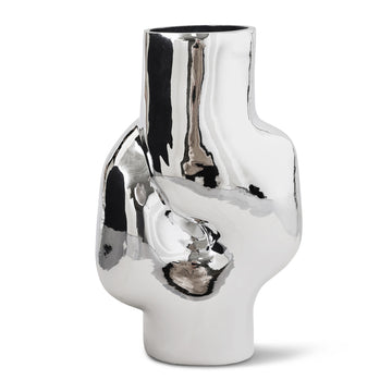 HKliving（エイチケイリビング）は、オランダで設立されたデザインスタジオ発のインテリアブランドで、ヨーロピアンヴィンテージと現代的ミニマリズムを融合させた独自のスタイルで世界中のファンを魅了しています。大胆なカラーパレットや有機的なフォルム、異素材の組み合わせにより、どのアイテムにもアートのような存在感があります。HKlivingの製品はすべて、空間にアクセントと個性を加えるためにデザインされています。とくに人気の高い「70’s セラミックシリーズ」は、温かみのある釉薬とレトロモダンなデザインが特徴で、世界中のインテリア愛好家やデザイナーから高い評価を受けています。また、サステナブルな素材選定と品質管理にも力を入れており、長く愛用できるアイテムとしても支持されています。モダンヴィンテージやボヘミアンスタイルなど、幅広いテイストに調和しやすいプロダクトは、洗練されたライフスタイルを求める方に最適です。