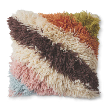 HKliving（エイチケイリビング）は、オランダで設立されたデザインスタジオ発のインテリアブランドで、ヨーロピアンヴィンテージと現代的ミニマリズムを融合させた独自のスタイルで世界中のファンを魅了しています。大胆なカラーパレットや有機的なフォルム、異素材の組み合わせにより、どのアイテムにもアートのような存在感があります。HKlivingの製品はすべて、空間にアクセントと個性を加えるためにデザインされています。とくに人気の高い「70’s セラミックシリーズ」は、温かみのある釉薬とレトロモダンなデザインが特徴で、世界中のインテリア愛好家やデザイナーから高い評価を受けています。また、サステナブルな素材選定と品質管理にも力を入れており、長く愛用できるアイテムとしても支持されています。モダンヴィンテージやボヘミアンスタイルなど、幅広いテイストに調和しやすいプロダクトは、洗練されたライフスタイルを求める方に最適です。