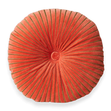 HKliving（エイチケイリビング）は、オランダで設立されたデザインスタジオ発のインテリアブランドで、ヨーロピアンヴィンテージと現代的ミニマリズムを融合させた独自のスタイルで世界中のファンを魅了しています。大胆なカラーパレットや有機的なフォルム、異素材の組み合わせにより、どのアイテムにもアートのような存在感があります。HKlivingの製品はすべて、空間にアクセントと個性を加えるためにデザインされています。とくに人気の高い「70’s セラミックシリーズ」は、温かみのある釉薬とレトロモダンなデザインが特徴で、世界中のインテリア愛好家やデザイナーから高い評価を受けています。また、サステナブルな素材選定と品質管理にも力を入れており、長く愛用できるアイテムとしても支持されています。モダンヴィンテージやボヘミアンスタイルなど、幅広いテイストに調和しやすいプロダクトは、洗練されたライフスタイルを求める方に最適です。