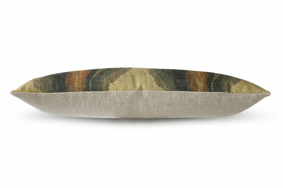 HKlivingは、「bij Emiel Hetsen」と「Sander Klaver」によって設立されたオランダのインテリアブランドです。プロのアンティークバイヤーであったEmiel Hetsenが国際貿易をしていた幼なじみのSander Klaverに声をかけブランドが誕生しました。ブランド名のHKは両名のイニシャルが使用されています。彼らのコレクションはクラシックや伝統を尊重しながらも現代にあったモダンなデザインになっています。