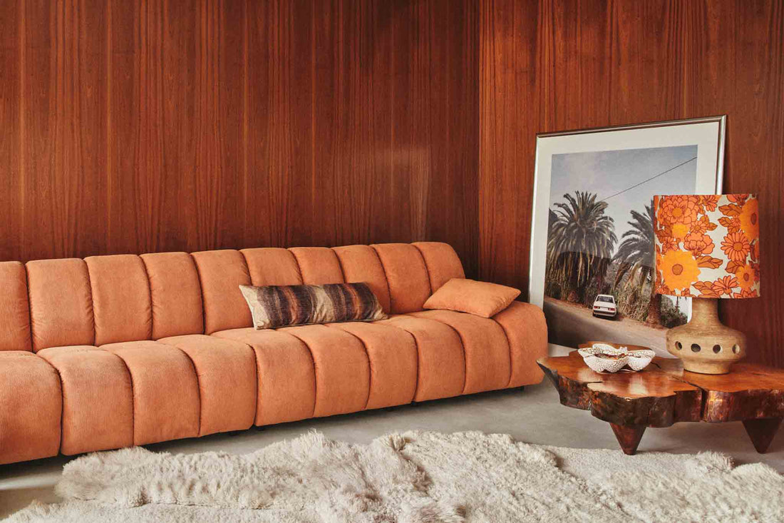 HKlivingは、「bij Emiel Hetsen」と「Sander Klaver」によって設立されたオランダのインテリアブランドです。プロのアンティークバイヤーであったEmiel Hetsenが国際貿易をしていた幼なじみのSander Klaverに声をかけブランドが誕生しました。ブランド名のHKは両名のイニシャルが使用されています。彼らのコレクションはクラシックや伝統を尊重しながらも現代にあったモダンなデザインになっています。