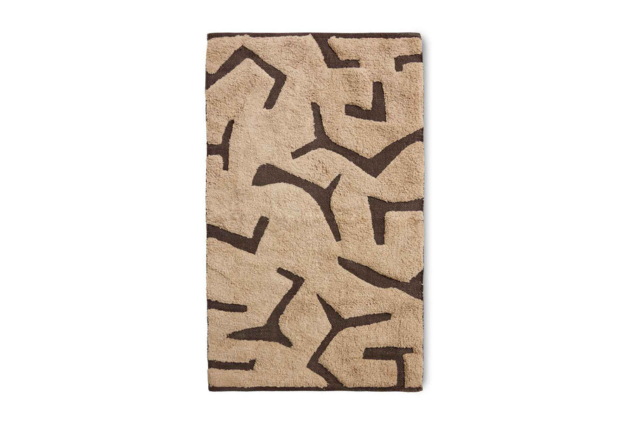 HKlivingは、「bij Emiel Hetsen」と「Sander Klaver」によって設立されたオランダのインテリアブランドです。プロのアンティークバイヤーであったEmiel Hetsenが国際貿易をしていた幼なじみのSander Klaverに声をかけブランドが誕生しました。ブランド名のHKは両名のイニシャルが使用されています。彼らのコレクションはクラシックや伝統を尊重しながらも現代にあったモダンなデザインになっています。