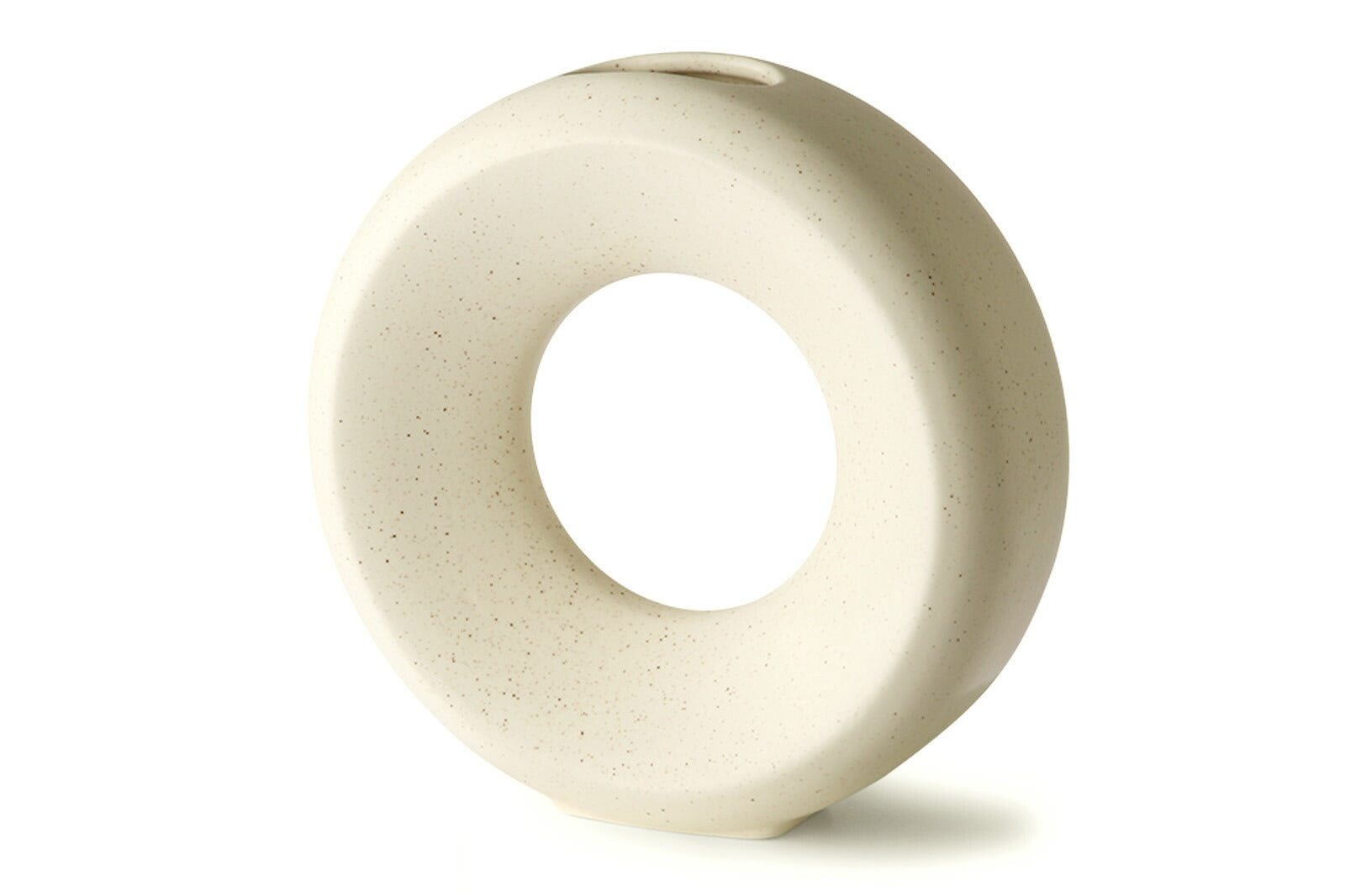 HKliving（エイチケイリビング）は、オランダで設立されたデザインスタジオ発のインテリアブランドで、ヨーロピアンヴィンテージと現代的ミニマリズムを融合させた独自のスタイルで世界中のファンを魅了しています。大胆なカラーパレットや有機的なフォルム、異素材の組み合わせにより、どのアイテムにもアートのような存在感があります。HKlivingの製品はすべて、空間にアクセントと個性を加えるためにデザインされています。とくに人気の高い「70’s セラミックシリーズ」は、温かみのある釉薬とレトロモダンなデザインが特徴で、世界中のインテリア愛好家やデザイナーから高い評価を受けています。また、サステナブルな素材選定と品質管理にも力を入れており、長く愛用できるアイテムとしても支持されています。モダンヴィンテージやボヘミアンスタイルなど、幅広いテイストに調和しやすいプロダクトは、洗練されたライフスタイルを求める方に最適です。