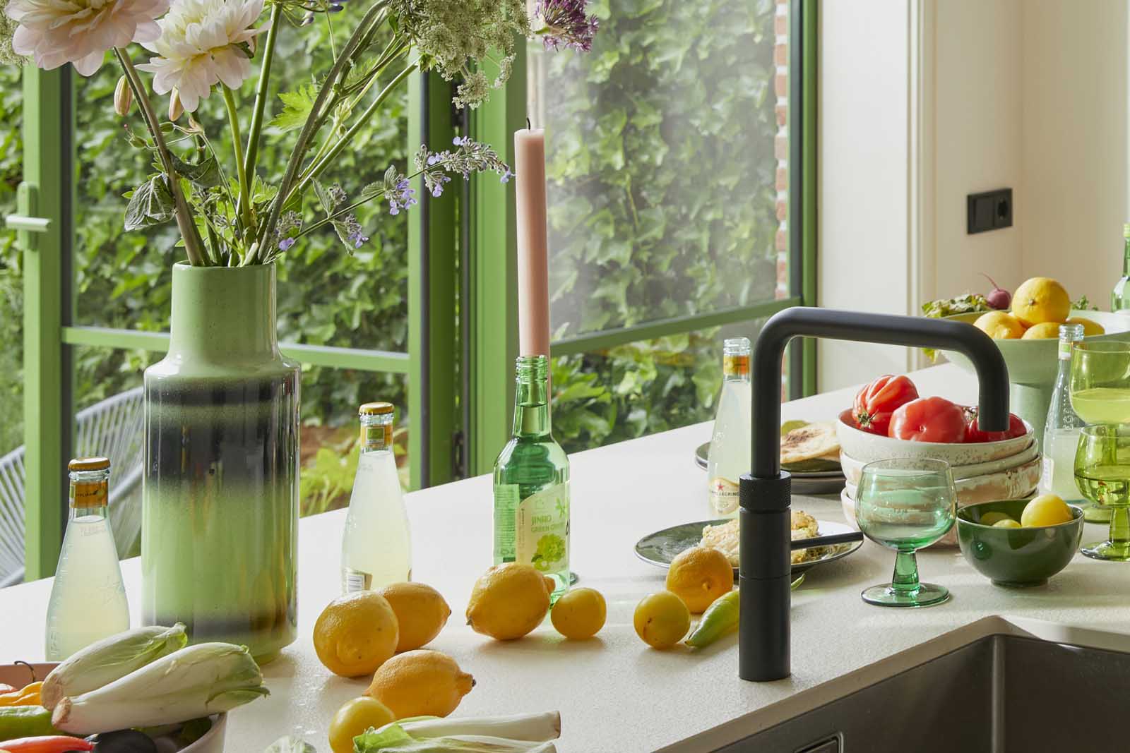 HKlivingは、「bijEmielHetsen」と「SanderKlaver」によって設立されたオランダのインテリアブランドです。プロのアンティークバイヤーであったEmielHetsenが国際貿易をしていた幼なじみのSanderKlaverに声をかけブランドが誕生しました。ブランド名のHKは両名のイニシャルが使用されています。彼らのコレクションはクラシックや伝統を尊重しながらも現代にあったモダンなデザインになっています。