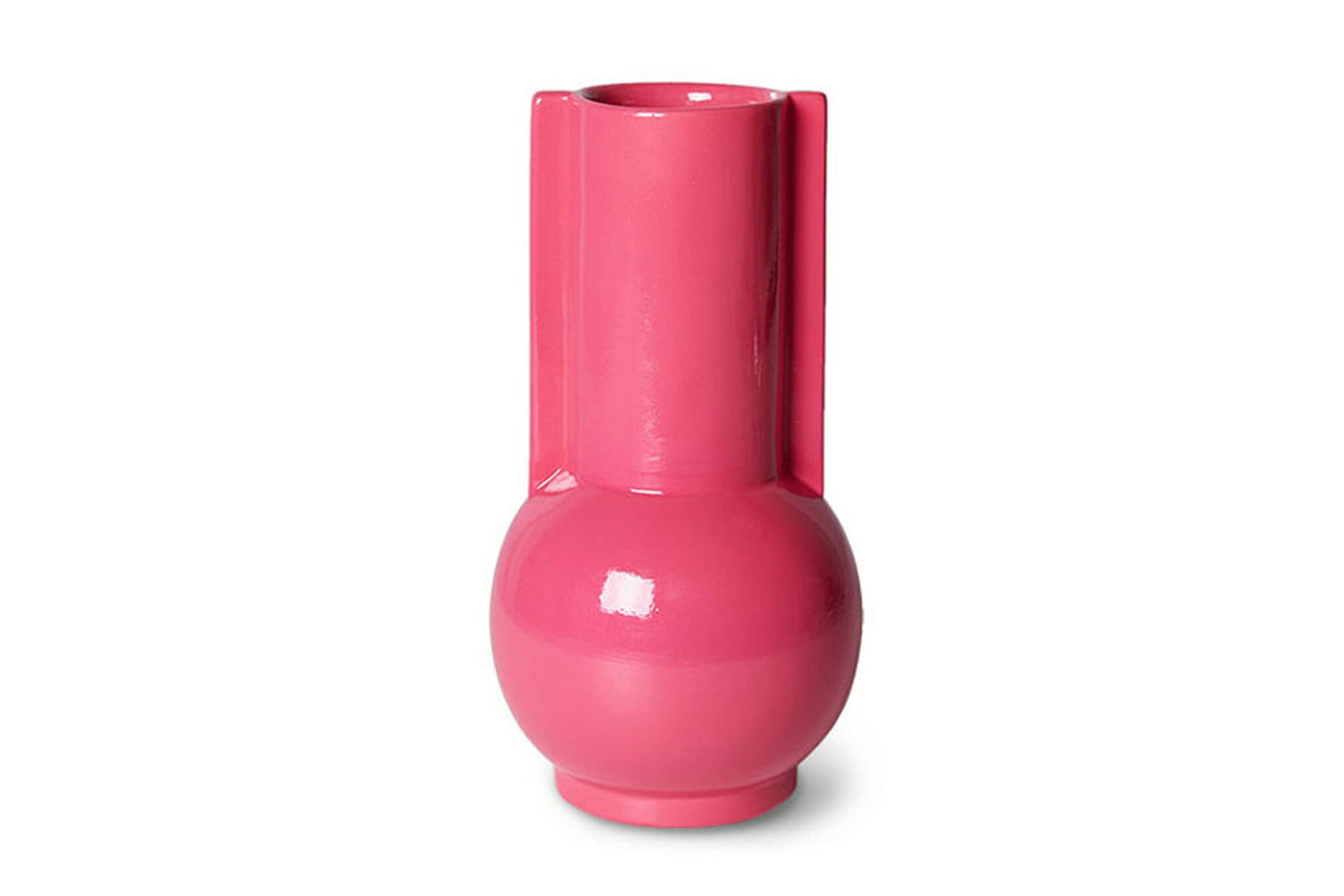 HKliving（エイチケイリビング）は、オランダで設立されたデザインスタジオ発のインテリアブランドで、ヨーロピアンヴィンテージと現代的ミニマリズムを融合させた独自のスタイルで世界中のファンを魅了しています。大胆なカラーパレットや有機的なフォルム、異素材の組み合わせにより、どのアイテムにもアートのような存在感があります。HKlivingの製品はすべて、空間にアクセントと個性を加えるためにデザインされています。とくに人気の高い「70’s セラミックシリーズ」は、温かみのある釉薬とレトロモダンなデザインが特徴で、世界中のインテリア愛好家やデザイナーから高い評価を受けています。また、サステナブルな素材選定と品質管理にも力を入れており、長く愛用できるアイテムとしても支持されています。モダンヴィンテージやボヘミアンスタイルなど、幅広いテイストに調和しやすいプロダクトは、洗練されたライフスタイルを求める方に最適です。