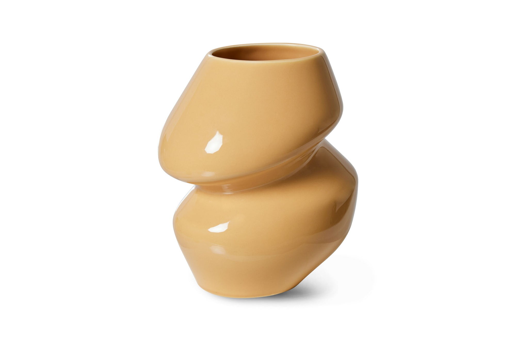 HKliving（エイチケイリビング）は、オランダで設立されたデザインスタジオ発のインテリアブランドで、ヨーロピアンヴィンテージと現代的ミニマリズムを融合させた独自のスタイルで世界中のファンを魅了しています。大胆なカラーパレットや有機的なフォルム、異素材の組み合わせにより、どのアイテムにもアートのような存在感があります。HKlivingの製品はすべて、空間にアクセントと個性を加えるためにデザインされています。とくに人気の高い「70’s セラミックシリーズ」は、温かみのある釉薬とレトロモダンなデザインが特徴で、世界中のインテリア愛好家やデザイナーから高い評価を受けています。また、サステナブルな素材選定と品質管理にも力を入れており、長く愛用できるアイテムとしても支持されています。モダンヴィンテージやボヘミアンスタイルなど、幅広いテイストに調和しやすいプロダクトは、洗練されたライフスタイルを求める方に最適です。