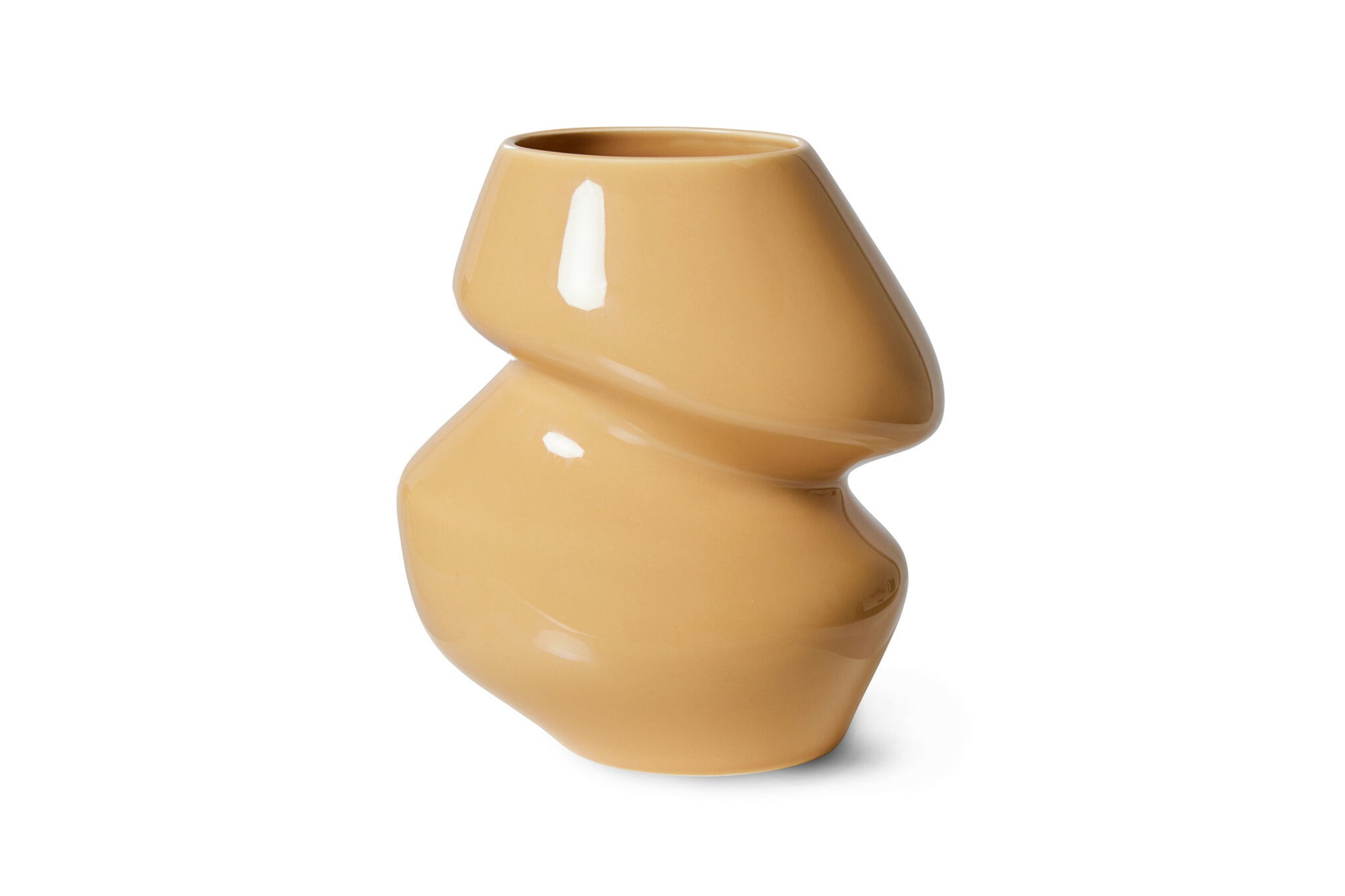 HKliving（エイチケイリビング）は、オランダで設立されたデザインスタジオ発のインテリアブランドで、ヨーロピアンヴィンテージと現代的ミニマリズムを融合させた独自のスタイルで世界中のファンを魅了しています。大胆なカラーパレットや有機的なフォルム、異素材の組み合わせにより、どのアイテムにもアートのような存在感があります。HKlivingの製品はすべて、空間にアクセントと個性を加えるためにデザインされています。とくに人気の高い「70’s セラミックシリーズ」は、温かみのある釉薬とレトロモダンなデザインが特徴で、世界中のインテリア愛好家やデザイナーから高い評価を受けています。また、サステナブルな素材選定と品質管理にも力を入れており、長く愛用できるアイテムとしても支持されています。モダンヴィンテージやボヘミアンスタイルなど、幅広いテイストに調和しやすいプロダクトは、洗練されたライフスタイルを求める方に最適です。