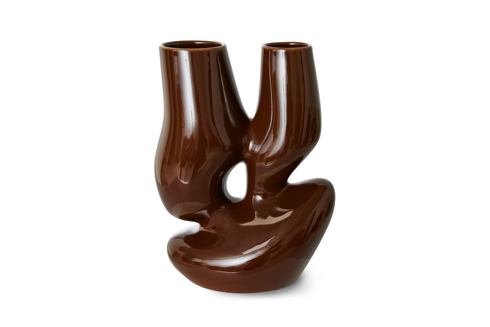 HKliving（エイチケイリビング）は、オランダで設立されたデザインスタジオ発のインテリアブランドで、ヨーロピアンヴィンテージと現代的ミニマリズムを融合させた独自のスタイルで世界中のファンを魅了しています。大胆なカラーパレットや有機的なフォルム、異素材の組み合わせにより、どのアイテムにもアートのような存在感があります。HKlivingの製品はすべて、空間にアクセントと個性を加えるためにデザインされています。とくに人気の高い「70’s セラミックシリーズ」は、温かみのある釉薬とレトロモダンなデザインが特徴で、世界中のインテリア愛好家やデザイナーから高い評価を受けています。また、サステナブルな素材選定と品質管理にも力を入れており、長く愛用できるアイテムとしても支持されています。モダンヴィンテージやボヘミアンスタイルなど、幅広いテイストに調和しやすいプロダクトは、洗練されたライフスタイルを求める方に最適です。