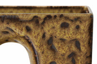 HKliving（エイチケイリビング）は、オランダで設立されたデザインスタジオ発のインテリアブランドで、ヨーロピアンヴィンテージと現代的ミニマリズムを融合させた独自のスタイルで世界中のファンを魅了しています。大胆なカラーパレットや有機的なフォルム、異素材の組み合わせにより、どのアイテムにもアートのような存在感があります。HKlivingの製品はすべて、空間にアクセントと個性を加えるためにデザインされています。とくに人気の高い「70’s セラミックシリーズ」は、温かみのある釉薬とレトロモダンなデザインが特徴で、世界中のインテリア愛好家やデザイナーから高い評価を受けています。また、サステナブルな素材選定と品質管理にも力を入れており、長く愛用できるアイテムとしても支持されています。モダンヴィンテージやボヘミアンスタイルなど、幅広いテイストに調和しやすいプロダクトは、洗練されたライフスタイルを求める方に最適です。