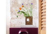 HKliving（エイチケイリビング）は、オランダで設立されたデザインスタジオ発のインテリアブランドで、ヨーロピアンヴィンテージと現代的ミニマリズムを融合させた独自のスタイルで世界中のファンを魅了しています。大胆なカラーパレットや有機的なフォルム、異素材の組み合わせにより、どのアイテムにもアートのような存在感があります。HKlivingの製品はすべて、空間にアクセントと個性を加えるためにデザインされています。とくに人気の高い「70’s セラミックシリーズ」は、温かみのある釉薬とレトロモダンなデザインが特徴で、世界中のインテリア愛好家やデザイナーから高い評価を受けています。また、サステナブルな素材選定と品質管理にも力を入れており、長く愛用できるアイテムとしても支持されています。モダンヴィンテージやボヘミアンスタイルなど、幅広いテイストに調和しやすいプロダクトは、洗練されたライフスタイルを求める方に最適です。