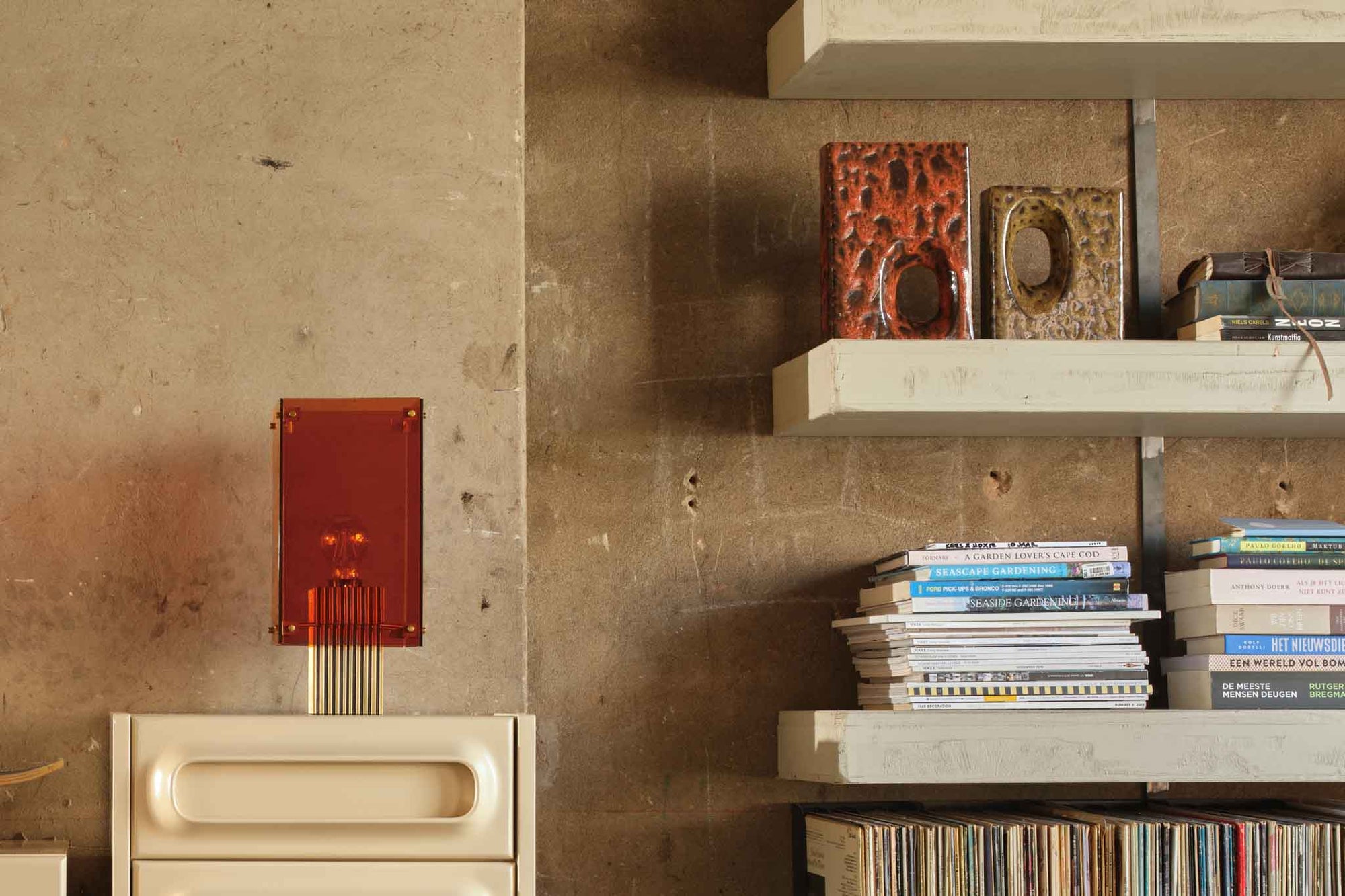 HKliving（エイチケイリビング）は、オランダで設立されたデザインスタジオ発のインテリアブランドで、ヨーロピアンヴィンテージと現代的ミニマリズムを融合させた独自のスタイルで世界中のファンを魅了しています。大胆なカラーパレットや有機的なフォルム、異素材の組み合わせにより、どのアイテムにもアートのような存在感があります。HKlivingの製品はすべて、空間にアクセントと個性を加えるためにデザインされています。とくに人気の高い「70’s セラミックシリーズ」は、温かみのある釉薬とレトロモダンなデザインが特徴で、世界中のインテリア愛好家やデザイナーから高い評価を受けています。また、サステナブルな素材選定と品質管理にも力を入れており、長く愛用できるアイテムとしても支持されています。モダンヴィンテージやボヘミアンスタイルなど、幅広いテイストに調和しやすいプロダクトは、洗練されたライフスタイルを求める方に最適です。