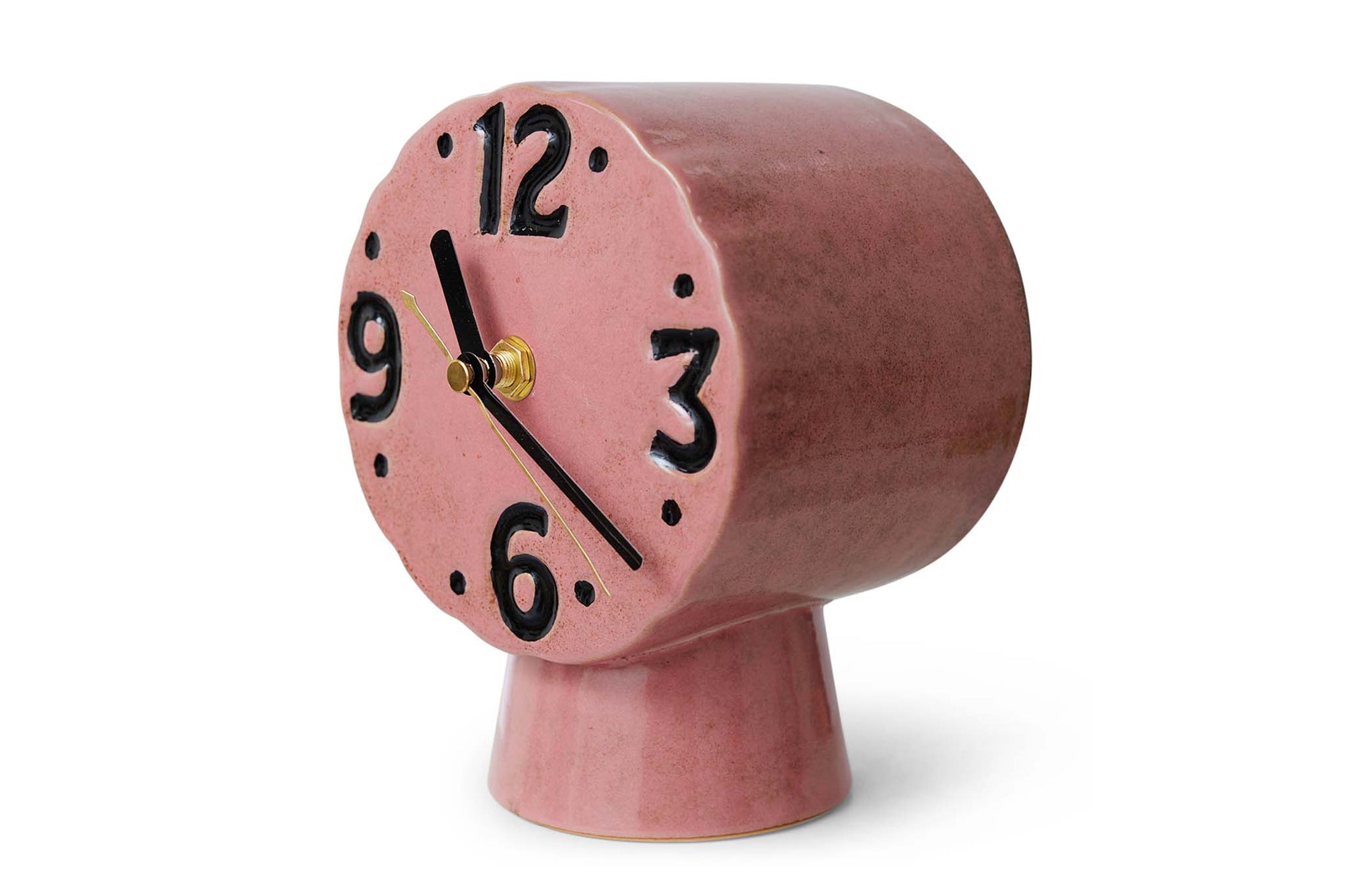 HKliving（エイチケイリビング）は、オランダで設立されたデザインスタジオ発のインテリアブランドで、ヨーロピアンヴィンテージと現代的ミニマリズムを融合させた独自のスタイルで世界中のファンを魅了しています。大胆なカラーパレットや有機的なフォルム、異素材の組み合わせにより、どのアイテムにもアートのような存在感があります。HKlivingの製品はすべて、空間にアクセントと個性を加えるためにデザインされています。とくに人気の高い「70’s セラミックシリーズ」は、温かみのある釉薬とレトロモダンなデザインが特徴で、世界中のインテリア愛好家やデザイナーから高い評価を受けています。また、サステナブルな素材選定と品質管理にも力を入れており、長く愛用できるアイテムとしても支持されています。モダンヴィンテージやボヘミアンスタイルなど、幅広いテイストに調和しやすいプロダクトは、洗練されたライフスタイルを求める方に最適です。