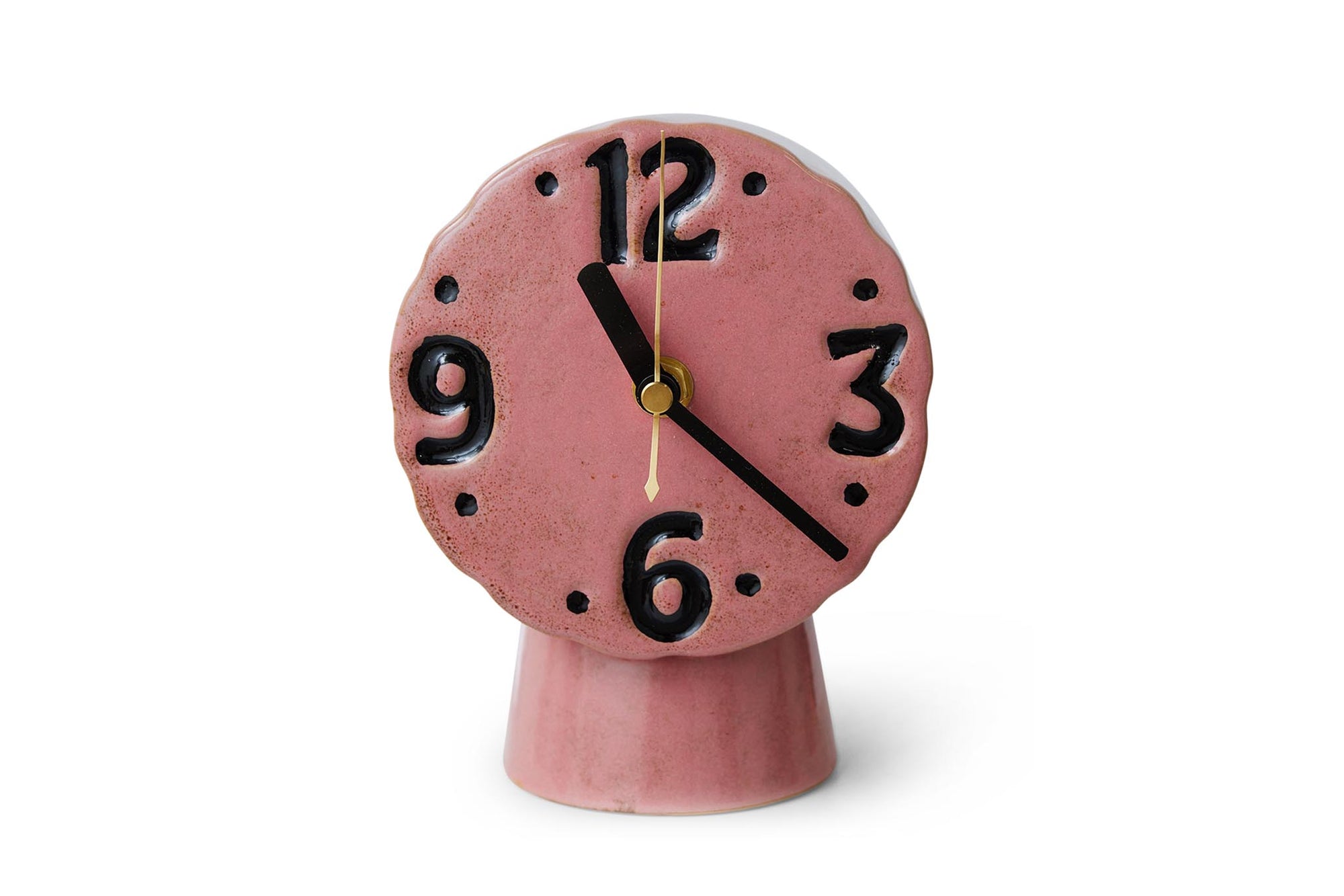 HKliving（エイチケイリビング）は、オランダで設立されたデザインスタジオ発のインテリアブランドで、ヨーロピアンヴィンテージと現代的ミニマリズムを融合させた独自のスタイルで世界中のファンを魅了しています。大胆なカラーパレットや有機的なフォルム、異素材の組み合わせにより、どのアイテムにもアートのような存在感があります。HKlivingの製品はすべて、空間にアクセントと個性を加えるためにデザインされています。とくに人気の高い「70’s セラミックシリーズ」は、温かみのある釉薬とレトロモダンなデザインが特徴で、世界中のインテリア愛好家やデザイナーから高い評価を受けています。また、サステナブルな素材選定と品質管理にも力を入れており、長く愛用できるアイテムとしても支持されています。モダンヴィンテージやボヘミアンスタイルなど、幅広いテイストに調和しやすいプロダクトは、洗練されたライフスタイルを求める方に最適です。