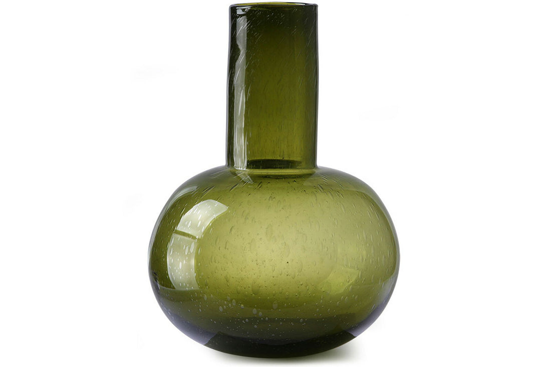 HKliving（エイチケイリビング）は、オランダで設立されたデザインスタジオ発のインテリアブランドで、ヨーロピアンヴィンテージと現代的ミニマリズムを融合させた独自のスタイルで世界中のファンを魅了しています。大胆なカラーパレットや有機的なフォルム、異素材の組み合わせにより、どのアイテムにもアートのような存在感があります。HKlivingの製品はすべて、空間にアクセントと個性を加えるためにデザインされています。とくに人気の高い「70’s セラミックシリーズ」は、温かみのある釉薬とレトロモダンなデザインが特徴で、世界中のインテリア愛好家やデザイナーから高い評価を受けています。また、サステナブルな素材選定と品質管理にも力を入れており、長く愛用できるアイテムとしても支持されています。モダンヴィンテージやボヘミアンスタイルなど、幅広いテイストに調和しやすいプロダクトは、洗練されたライフスタイルを求める方に最適です。