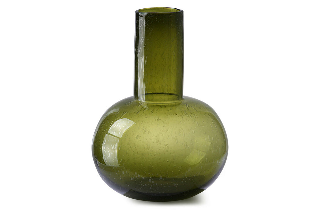 HKliving（エイチケイリビング）は、オランダで設立されたデザインスタジオ発のインテリアブランドで、ヨーロピアンヴィンテージと現代的ミニマリズムを融合させた独自のスタイルで世界中のファンを魅了しています。大胆なカラーパレットや有機的なフォルム、異素材の組み合わせにより、どのアイテムにもアートのような存在感があります。HKlivingの製品はすべて、空間にアクセントと個性を加えるためにデザインされています。とくに人気の高い「70’s セラミックシリーズ」は、温かみのある釉薬とレトロモダンなデザインが特徴で、世界中のインテリア愛好家やデザイナーから高い評価を受けています。また、サステナブルな素材選定と品質管理にも力を入れており、長く愛用できるアイテムとしても支持されています。モダンヴィンテージやボヘミアンスタイルなど、幅広いテイストに調和しやすいプロダクトは、洗練されたライフスタイルを求める方に最適です。