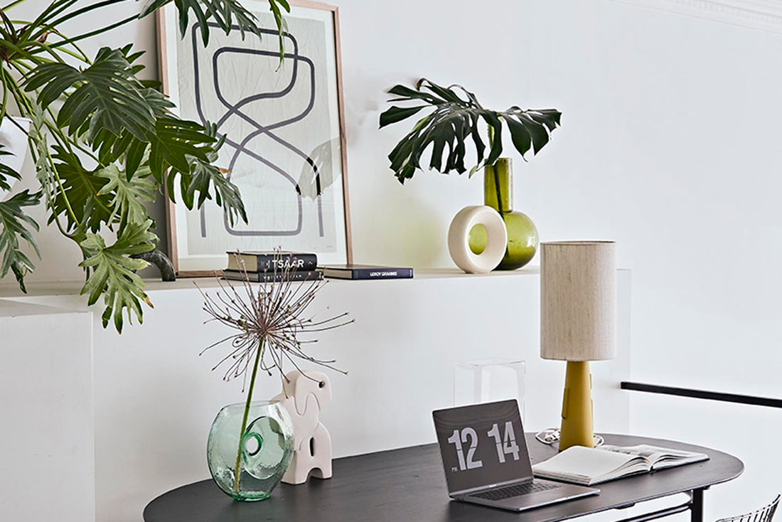 HKliving（エイチケイリビング）は、オランダで設立されたデザインスタジオ発のインテリアブランドで、ヨーロピアンヴィンテージと現代的ミニマリズムを融合させた独自のスタイルで世界中のファンを魅了しています。大胆なカラーパレットや有機的なフォルム、異素材の組み合わせにより、どのアイテムにもアートのような存在感があります。HKlivingの製品はすべて、空間にアクセントと個性を加えるためにデザインされています。とくに人気の高い「70’s セラミックシリーズ」は、温かみのある釉薬とレトロモダンなデザインが特徴で、世界中のインテリア愛好家やデザイナーから高い評価を受けています。また、サステナブルな素材選定と品質管理にも力を入れており、長く愛用できるアイテムとしても支持されています。モダンヴィンテージやボヘミアンスタイルなど、幅広いテイストに調和しやすいプロダクトは、洗練されたライフスタイルを求める方に最適です。