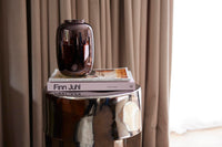 HKliving（エイチケイリビング）は、オランダで設立されたデザインスタジオ発のインテリアブランドで、ヨーロピアンヴィンテージと現代的ミニマリズムを融合させた独自のスタイルで世界中のファンを魅了しています。大胆なカラーパレットや有機的なフォルム、異素材の組み合わせにより、どのアイテムにもアートのような存在感があります。HKlivingの製品はすべて、空間にアクセントと個性を加えるためにデザインされています。とくに人気の高い「70’s セラミックシリーズ」は、温かみのある釉薬とレトロモダンなデザインが特徴で、世界中のインテリア愛好家やデザイナーから高い評価を受けています。また、サステナブルな素材選定と品質管理にも力を入れており、長く愛用できるアイテムとしても支持されています。モダンヴィンテージやボヘミアンスタイルなど、幅広いテイストに調和しやすいプロダクトは、洗練されたライフスタイルを求める方に最適です。